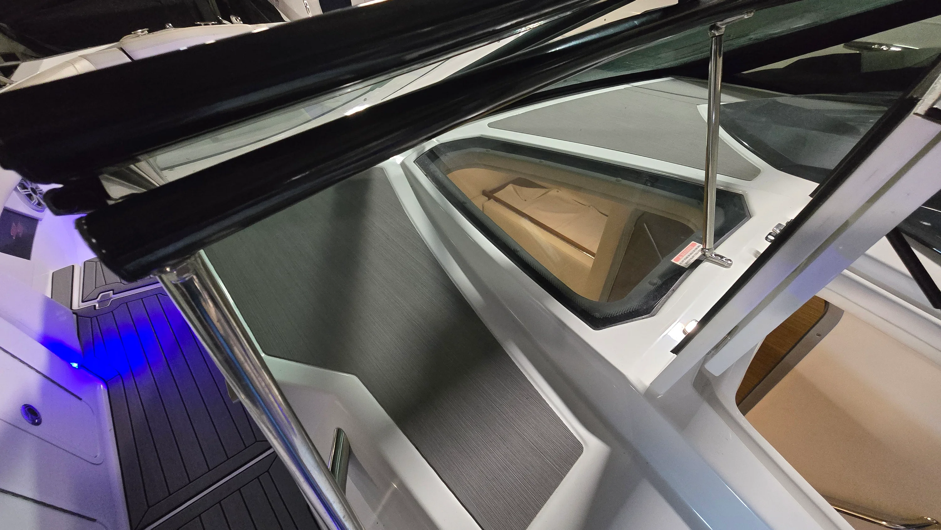 2017 Cruisers Yachts 338CX Image Thumbnail #10