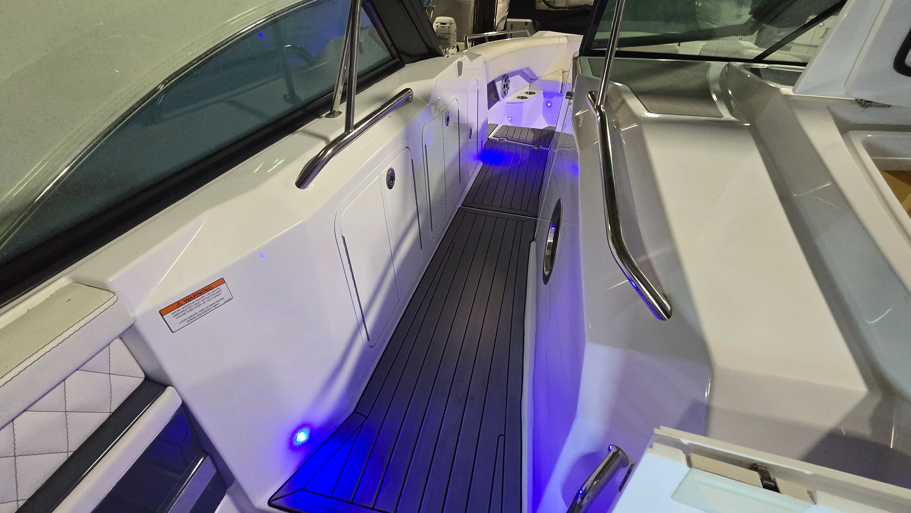 2017 Cruisers Yachts 338CX Image Thumbnail #9