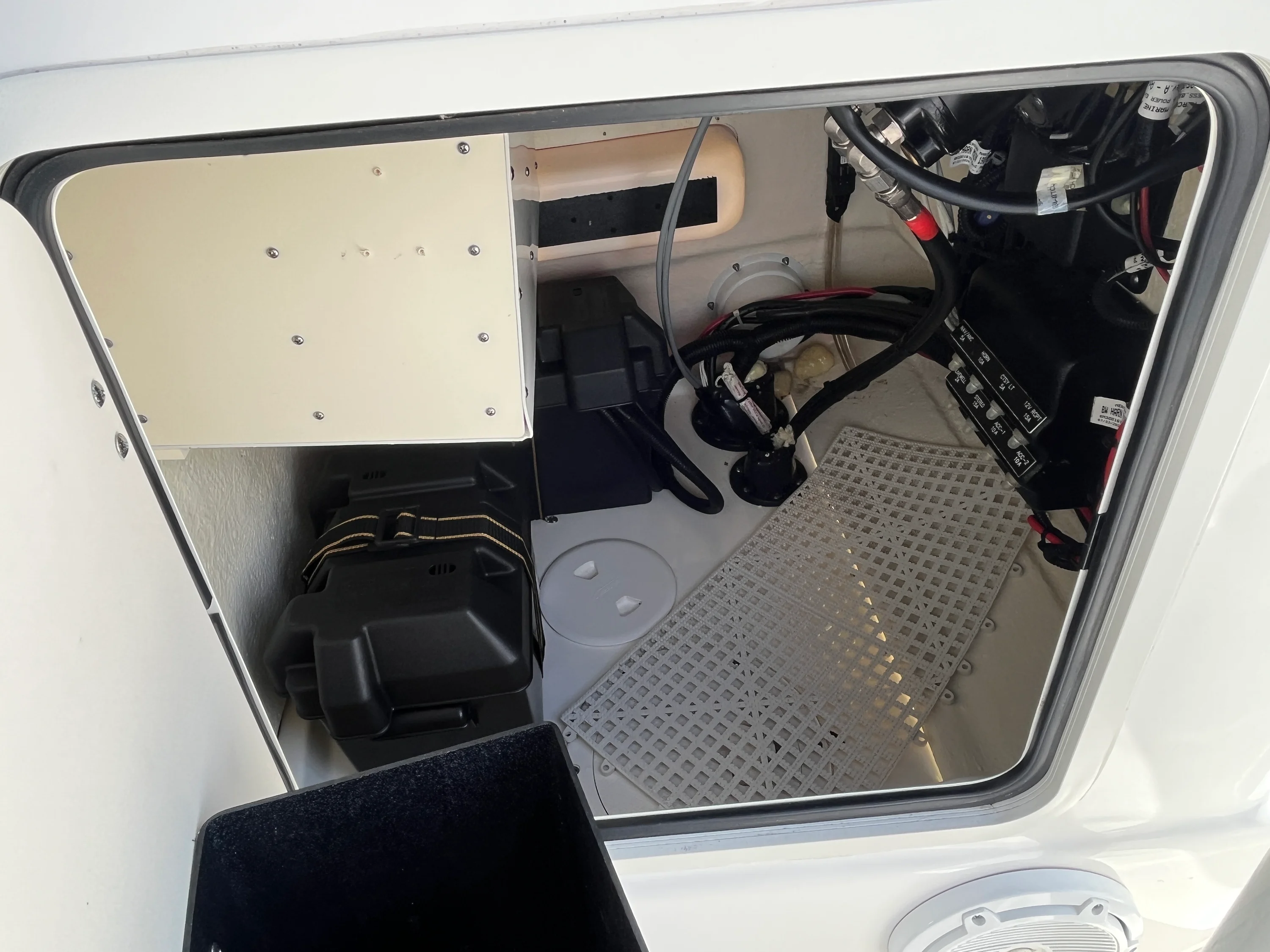 2021 Boston Whaler 190 OUTRAGE Image Thumbnail #5