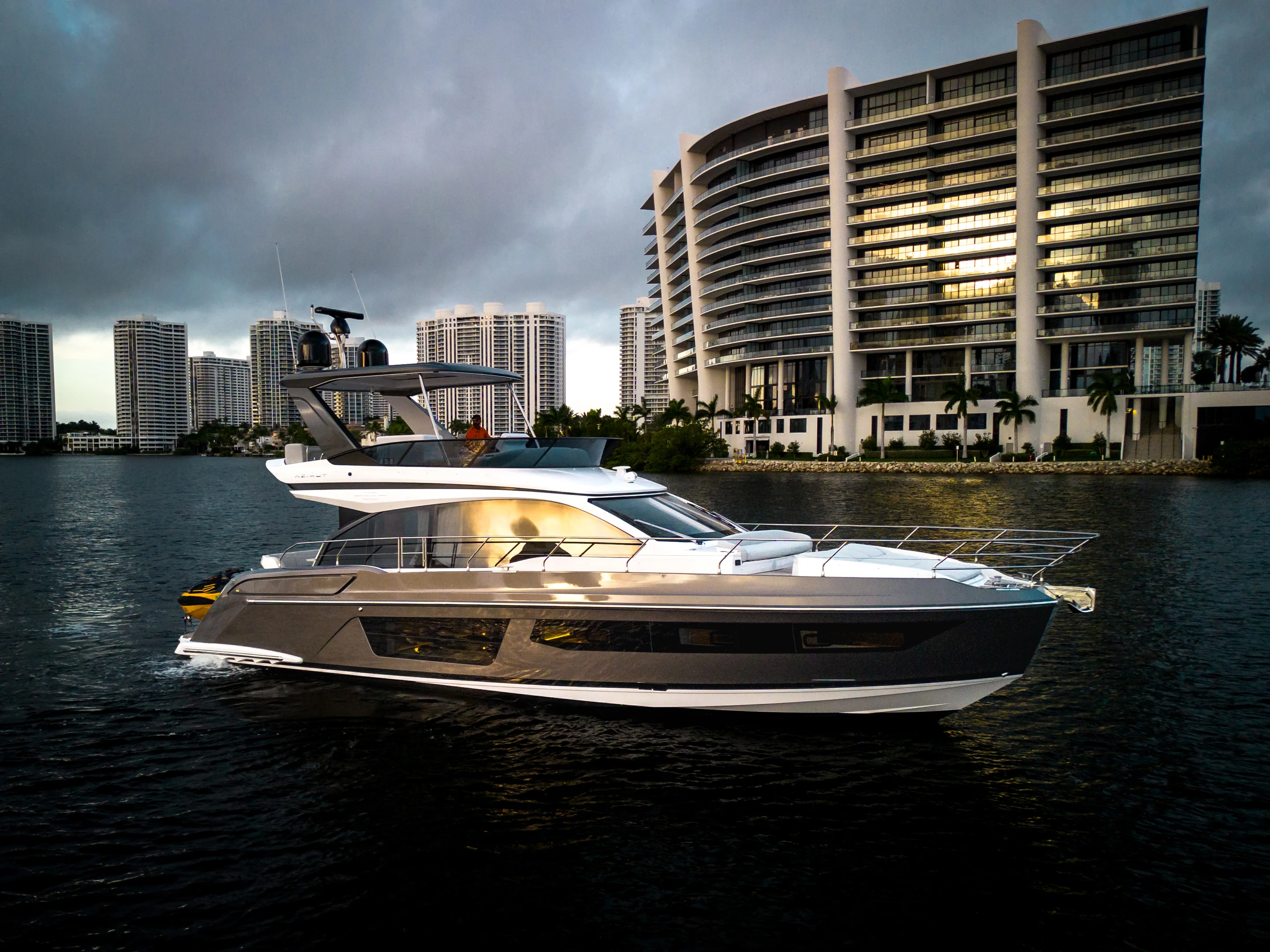 2023 Azimut 53 FLY Image Thumbnail #2