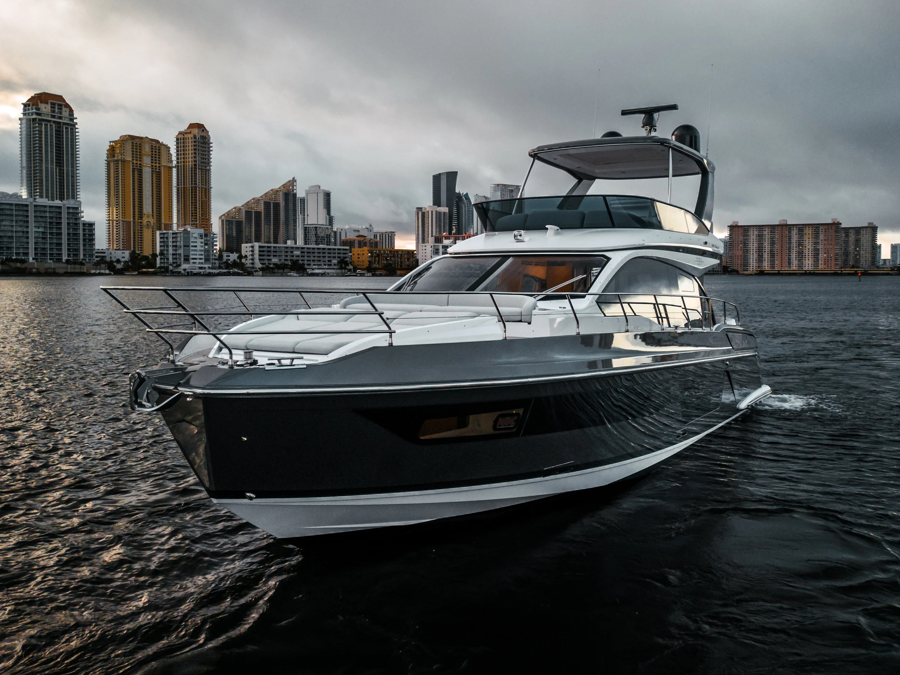 2023 Azimut 53 FLY Image Thumbnail #3