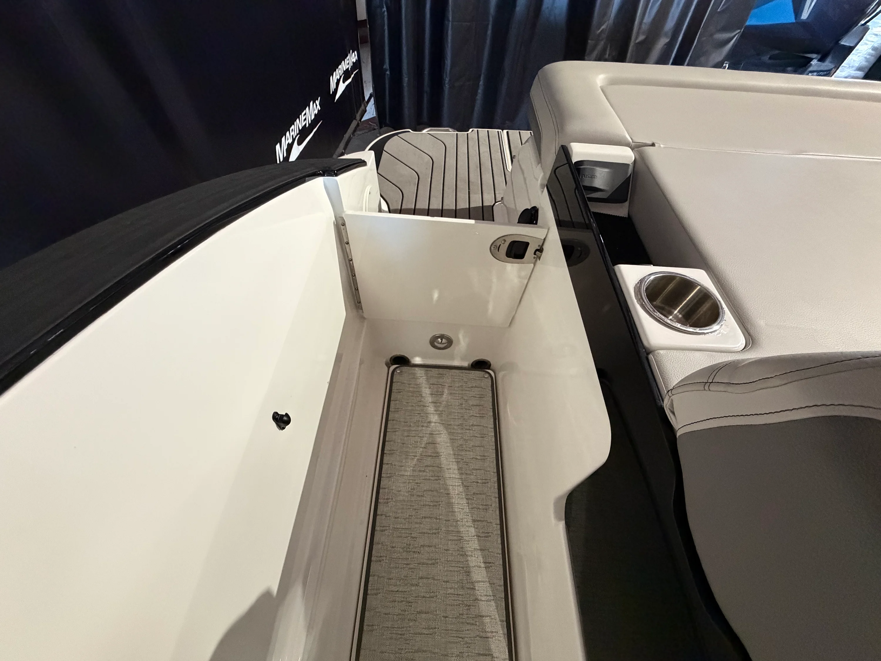2024 Sea Ray SLX 260 Image Thumbnail #12