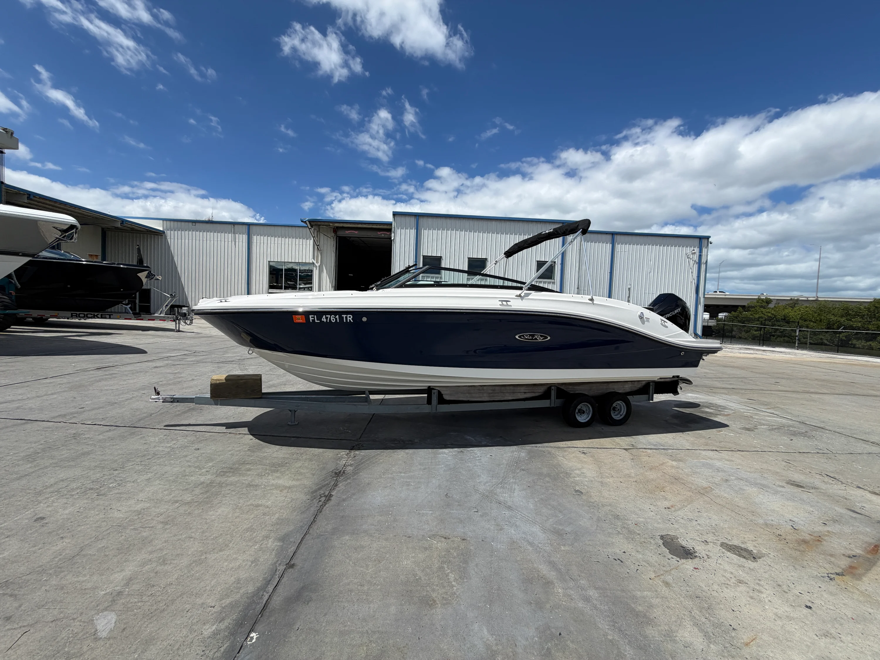 2024 Sea Ray 230 SPX OB Image Thumbnail #4