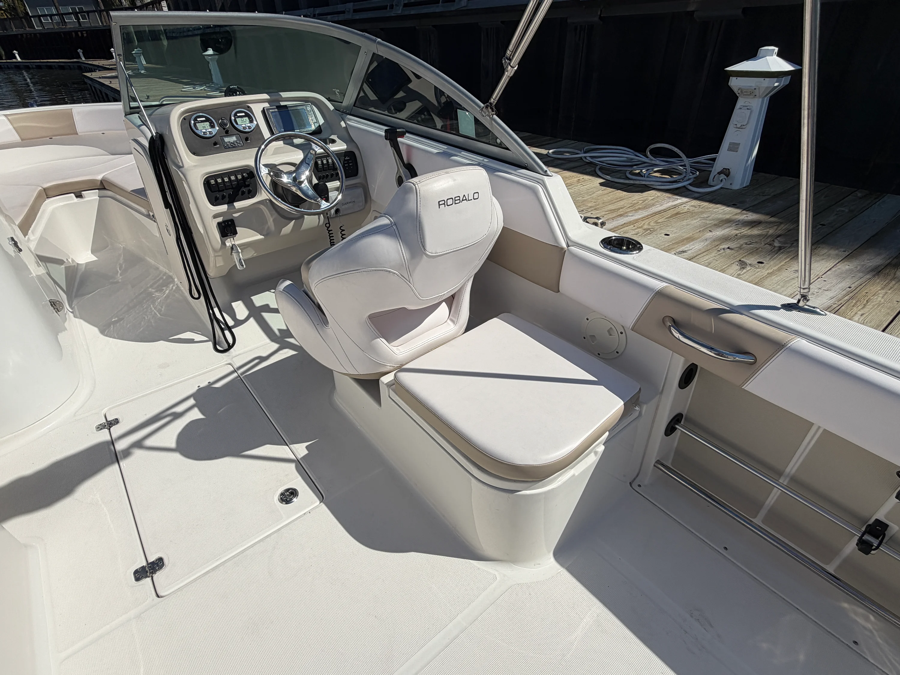 2016 Robalo R227 Image Thumbnail #7