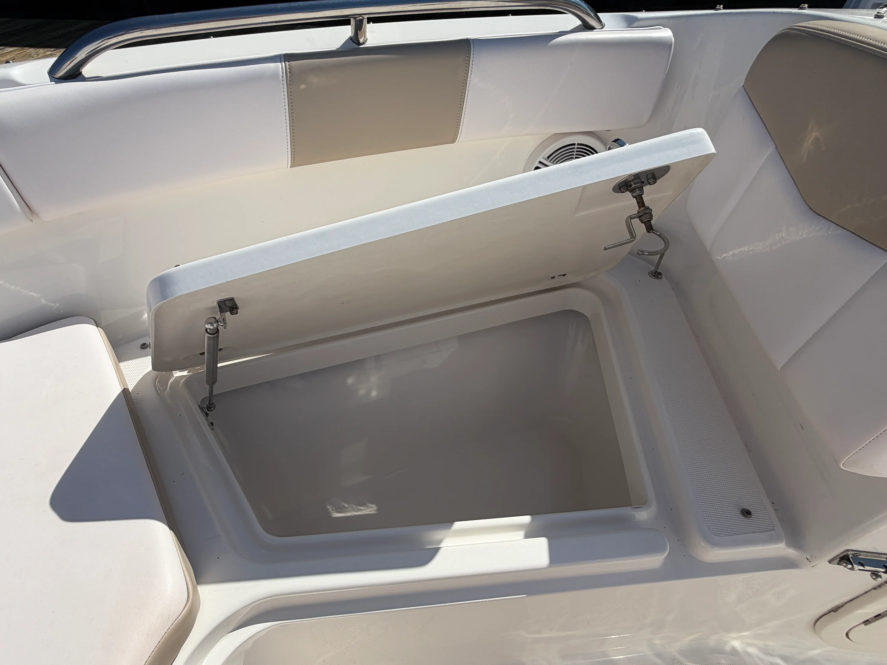 2016 Robalo R227 Image Thumbnail #21