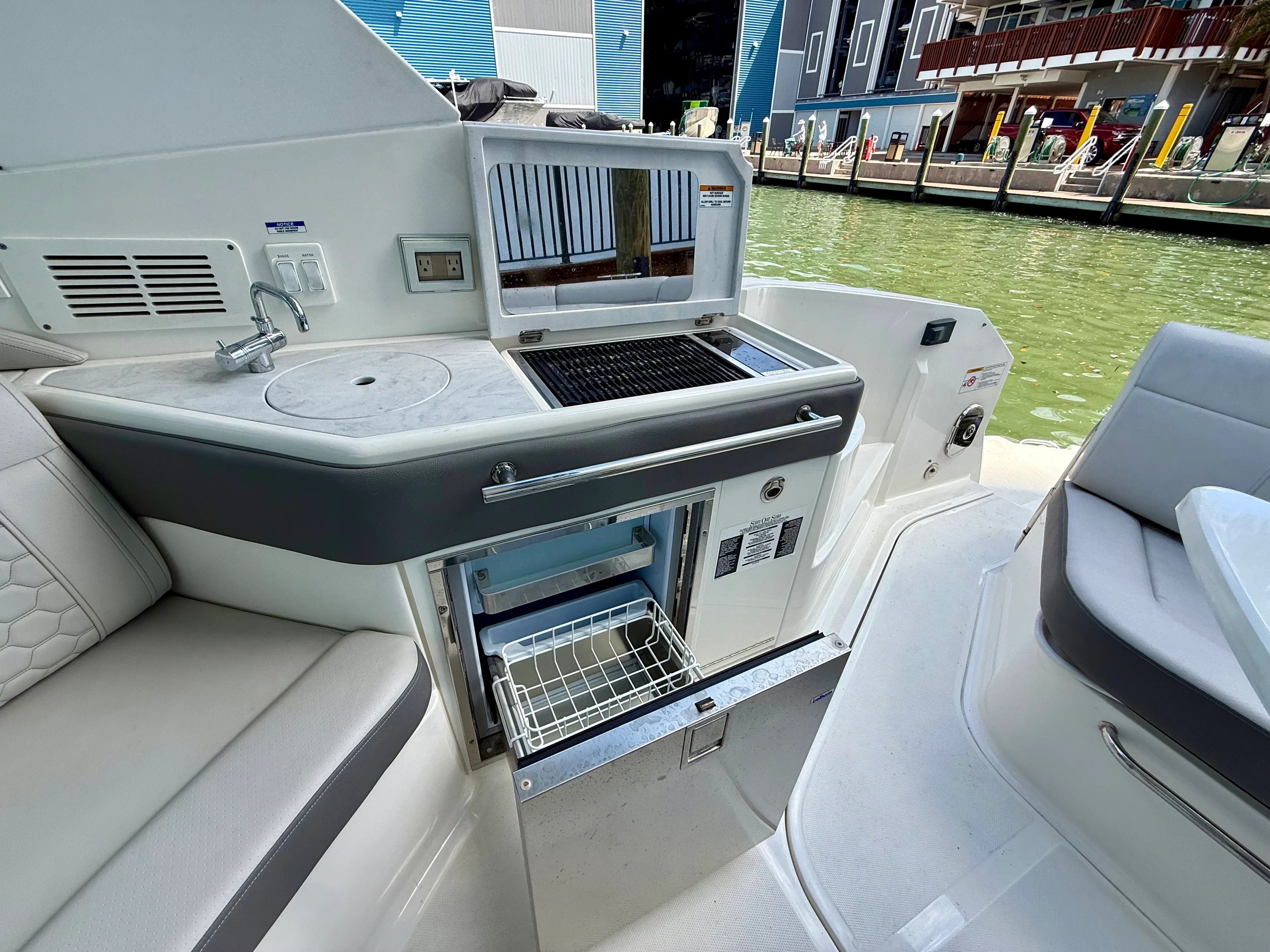 2023 Sea Ray 320 SUNDANCER Image Thumbnail #20