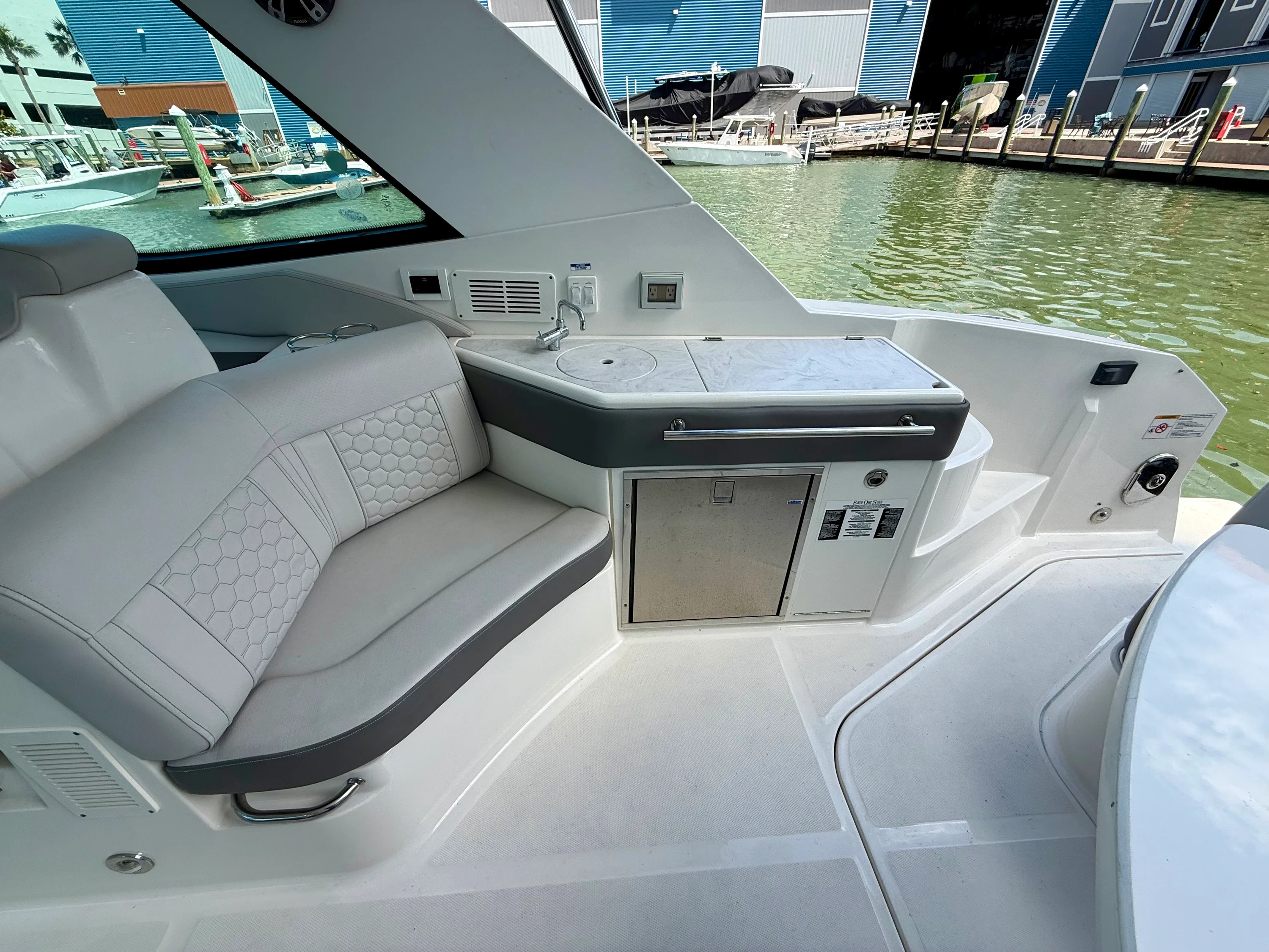 2023 Sea Ray 320 SUNDANCER Image Thumbnail #19