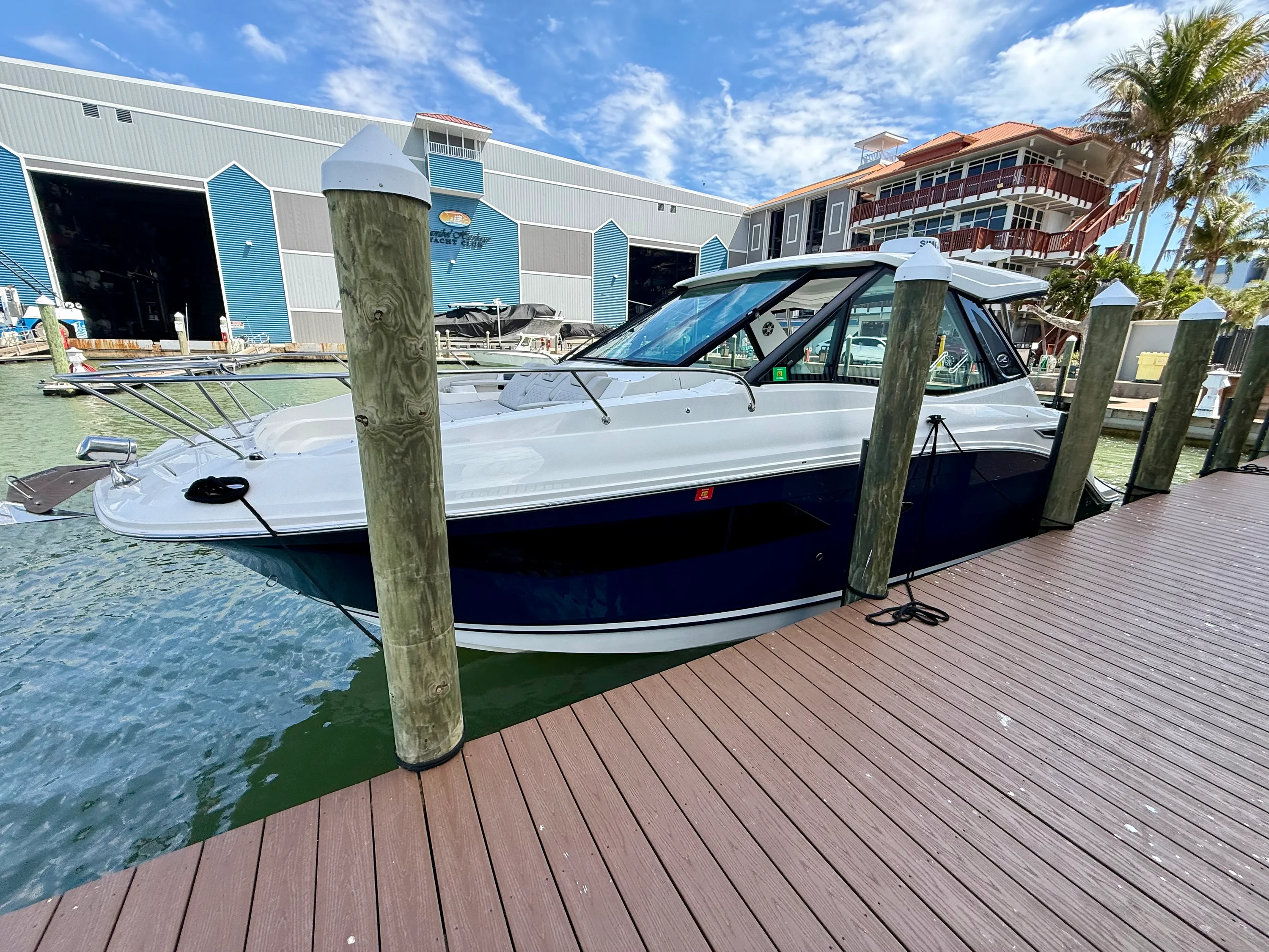 2023 Sea Ray 320 SUNDANCER Image Thumbnail #3