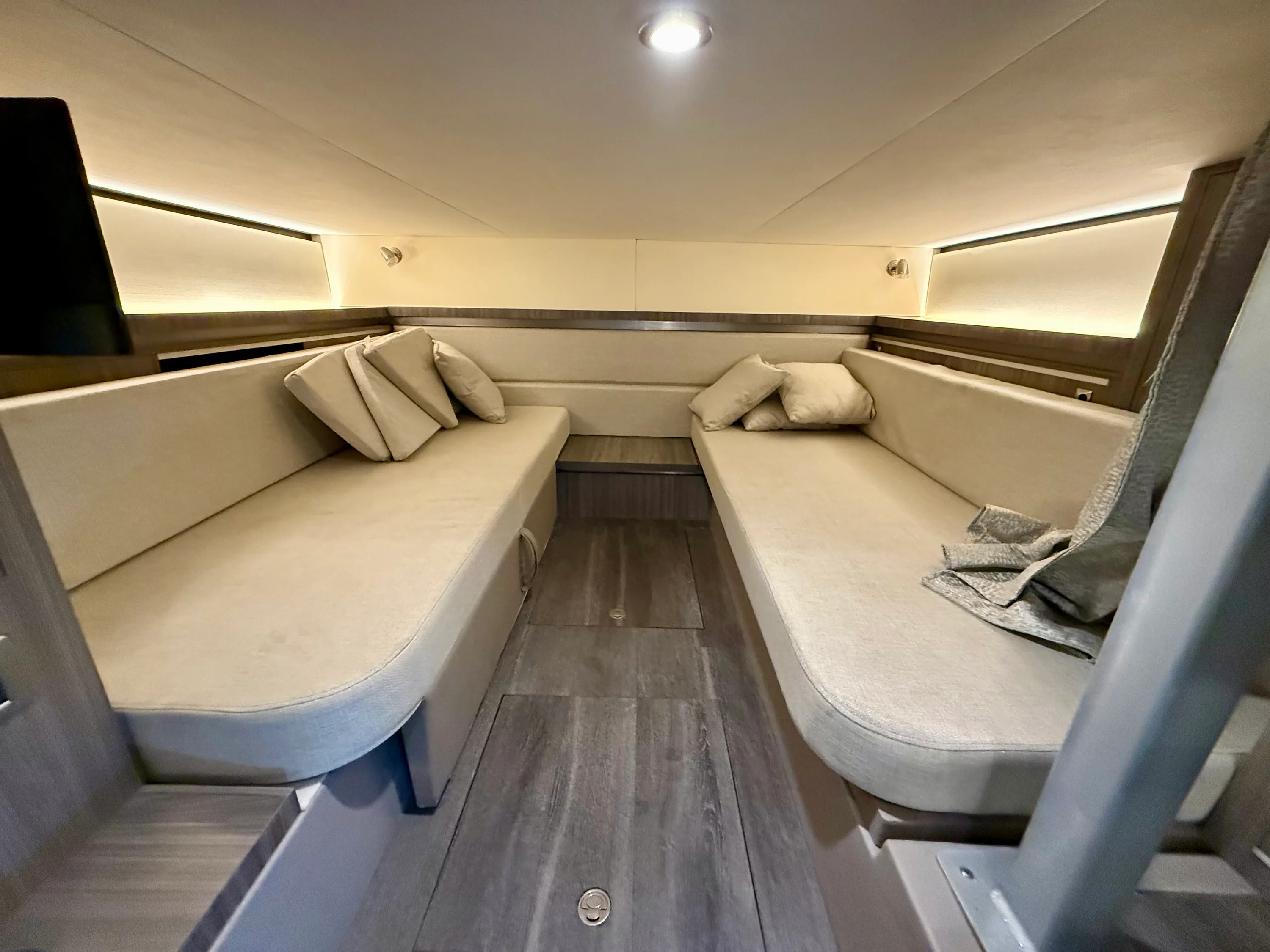 2023 Sea Ray 320 SUNDANCER Image Thumbnail #39