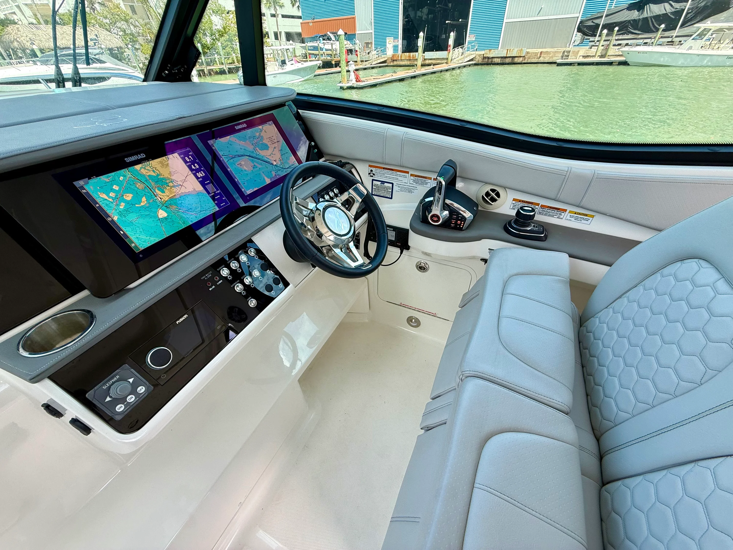 2023 Sea Ray 320 SUNDANCER Image Thumbnail #23