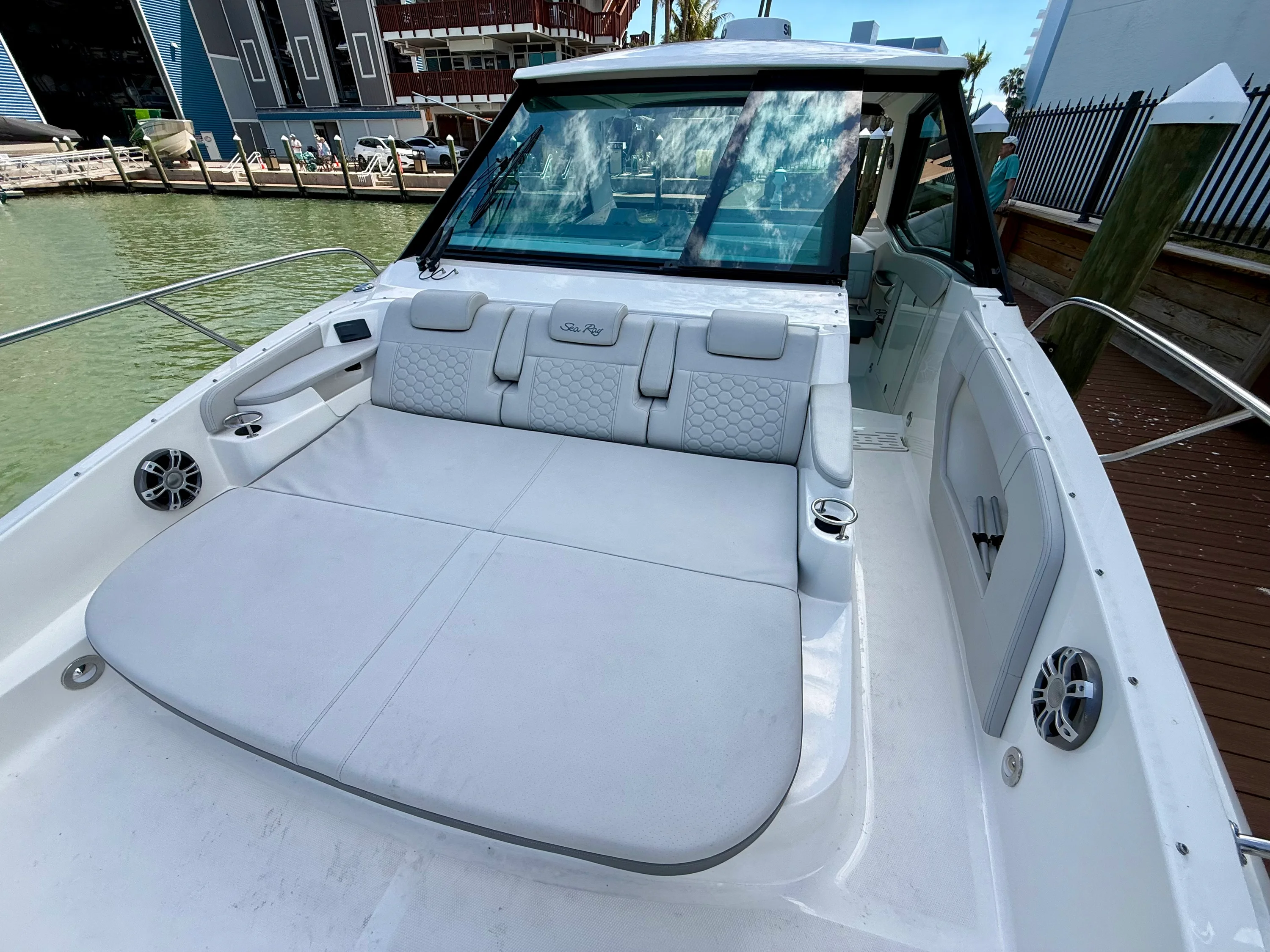 2023 Sea Ray 320 SUNDANCER Image Thumbnail #43