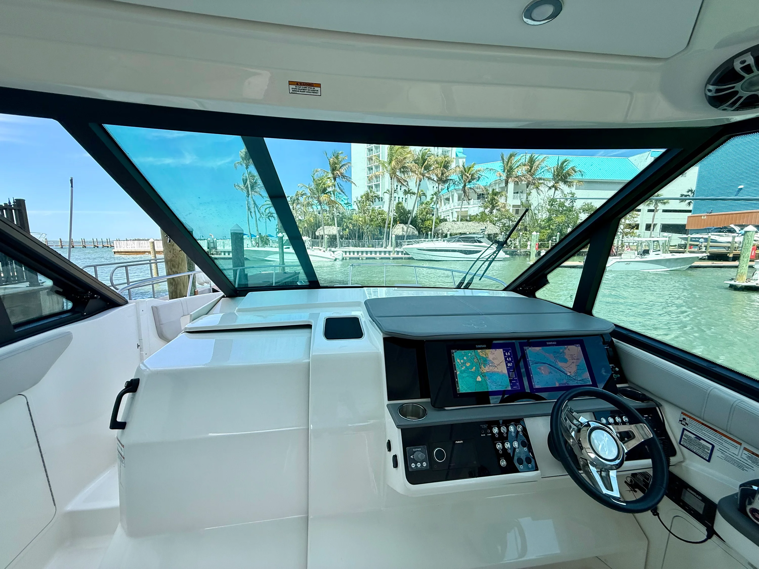 2023 Sea Ray 320 SUNDANCER Image Thumbnail #30