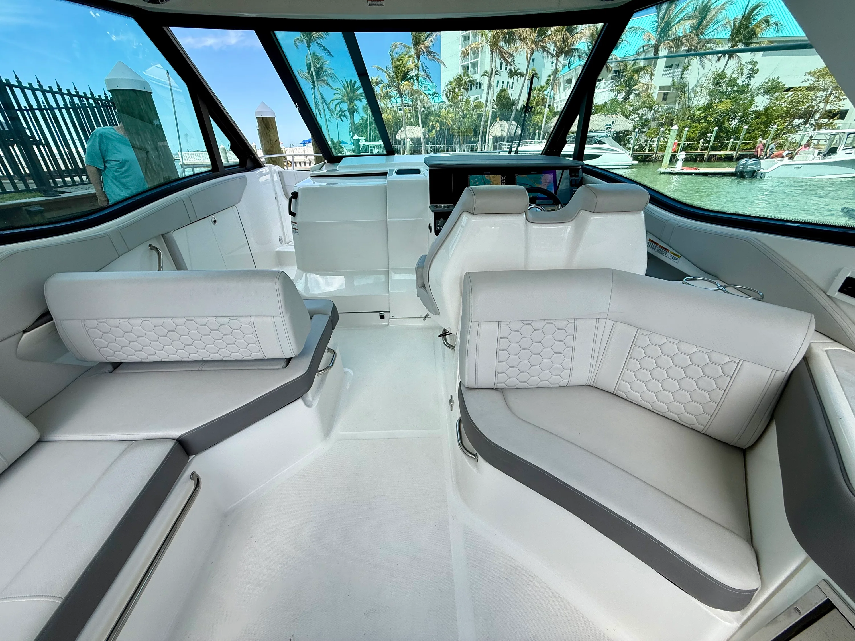 2023 Sea Ray 320 SUNDANCER Image Thumbnail #17