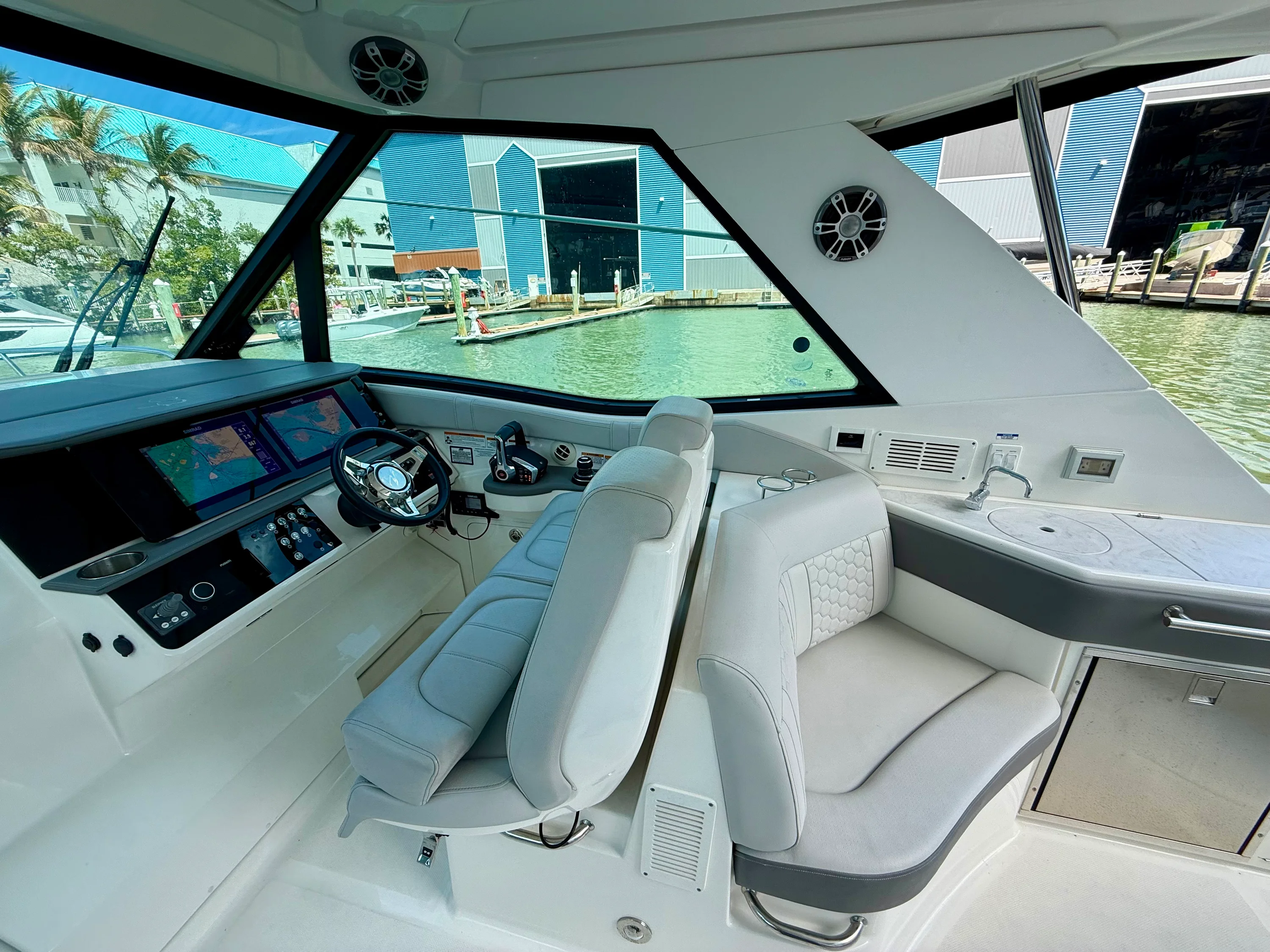 2023 Sea Ray 320 SUNDANCER Image Thumbnail #18