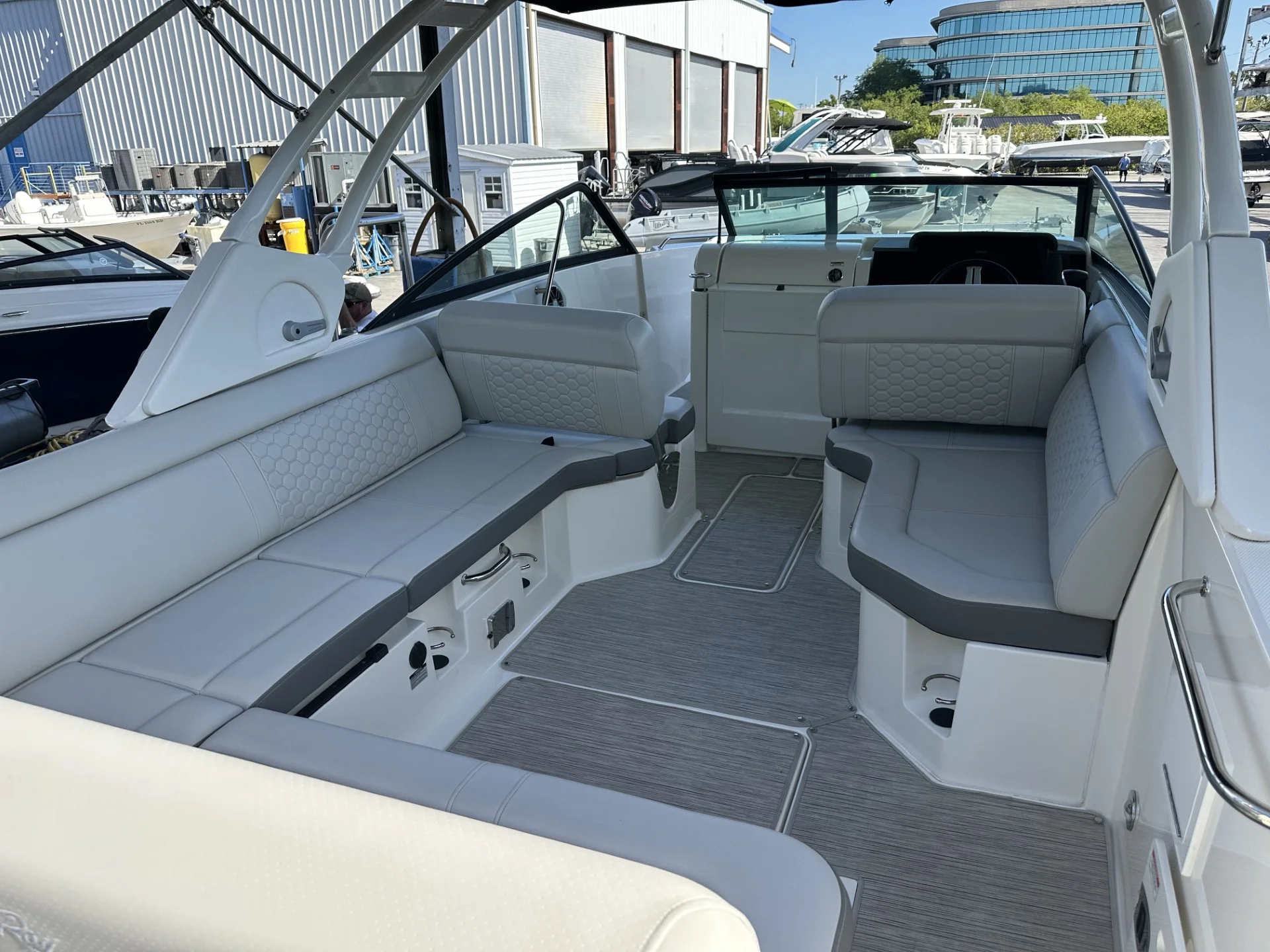 2023 Sea Ray 250 SDX OB Image Thumbnail #6