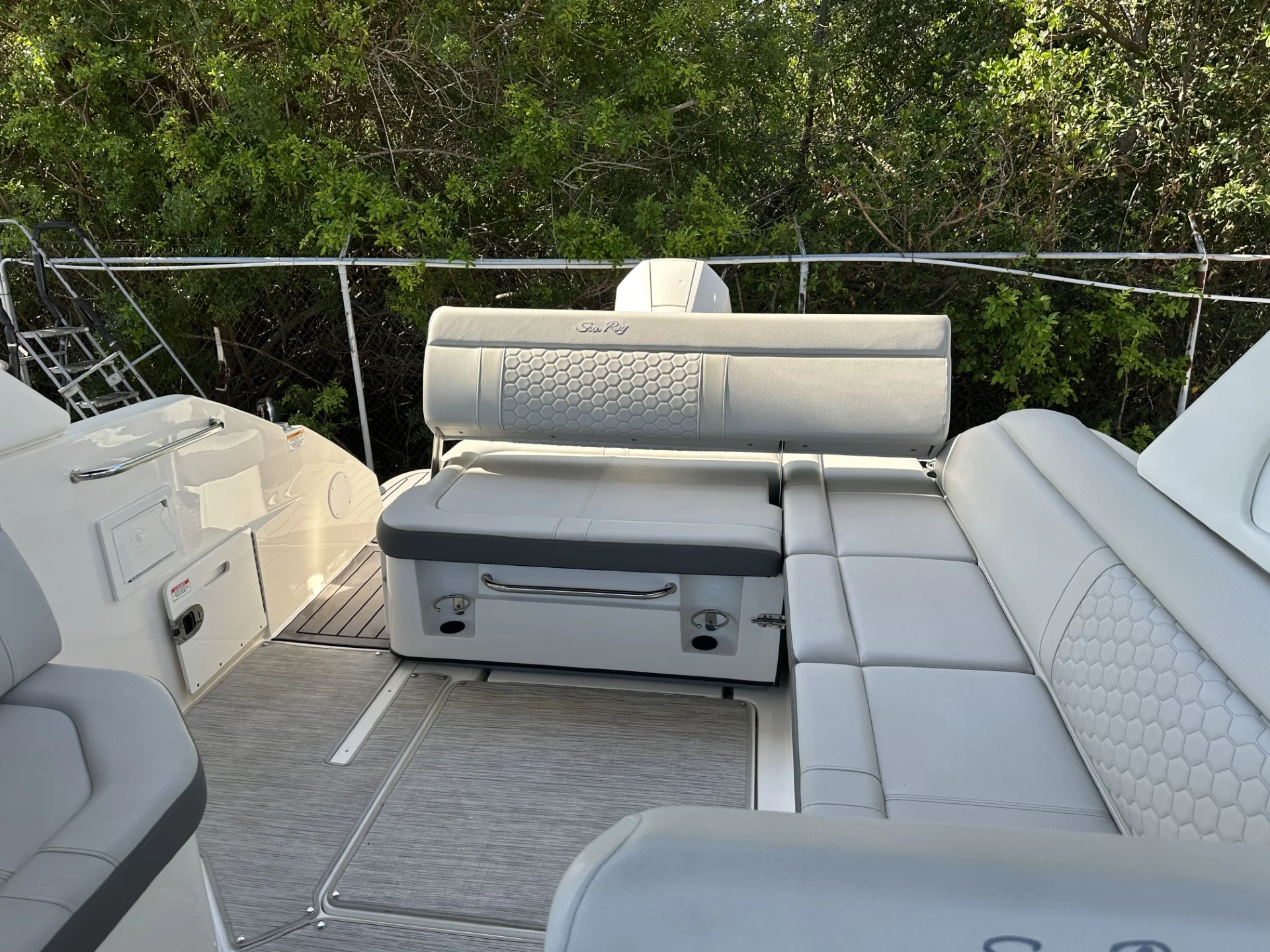 2023 Sea Ray 250 SDX OB Image Thumbnail #7