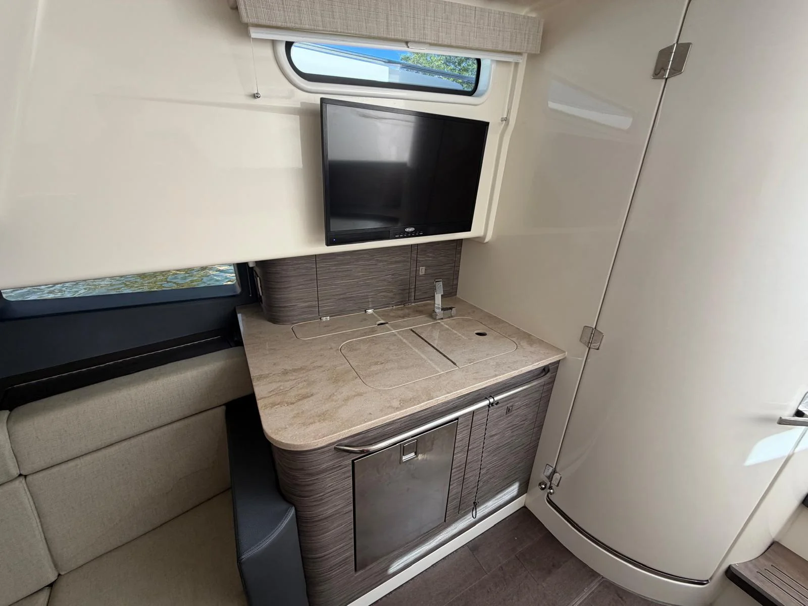 2019 Boston Whaler 420 OUTRAGE Image Thumbnail #27