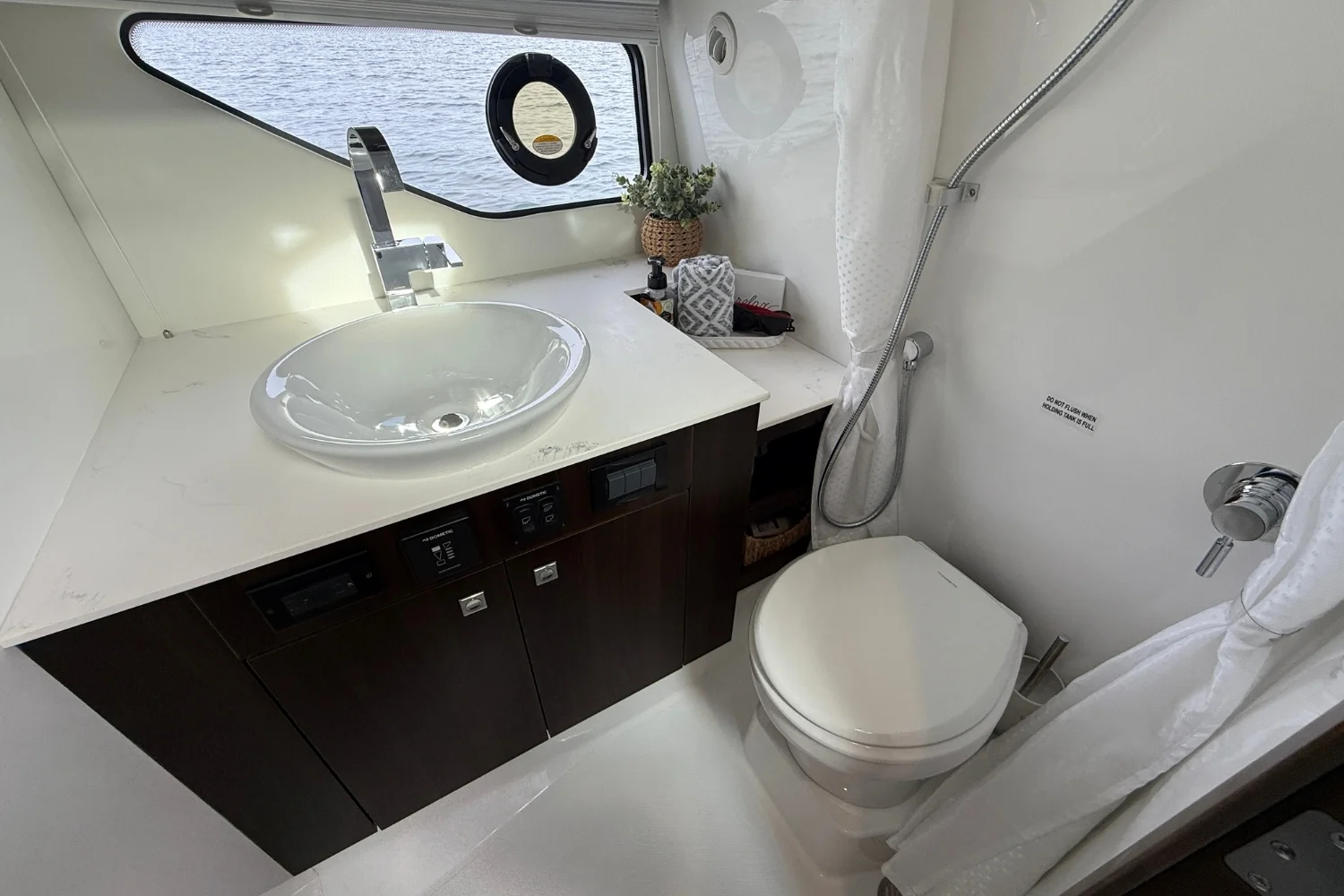 2025 Cruisers Yachts 38 GLS Image Thumbnail #37