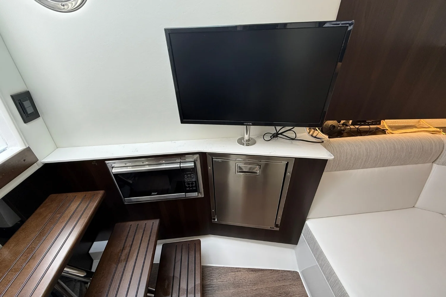 2025 Cruisers Yachts 38 GLS Image Thumbnail #32