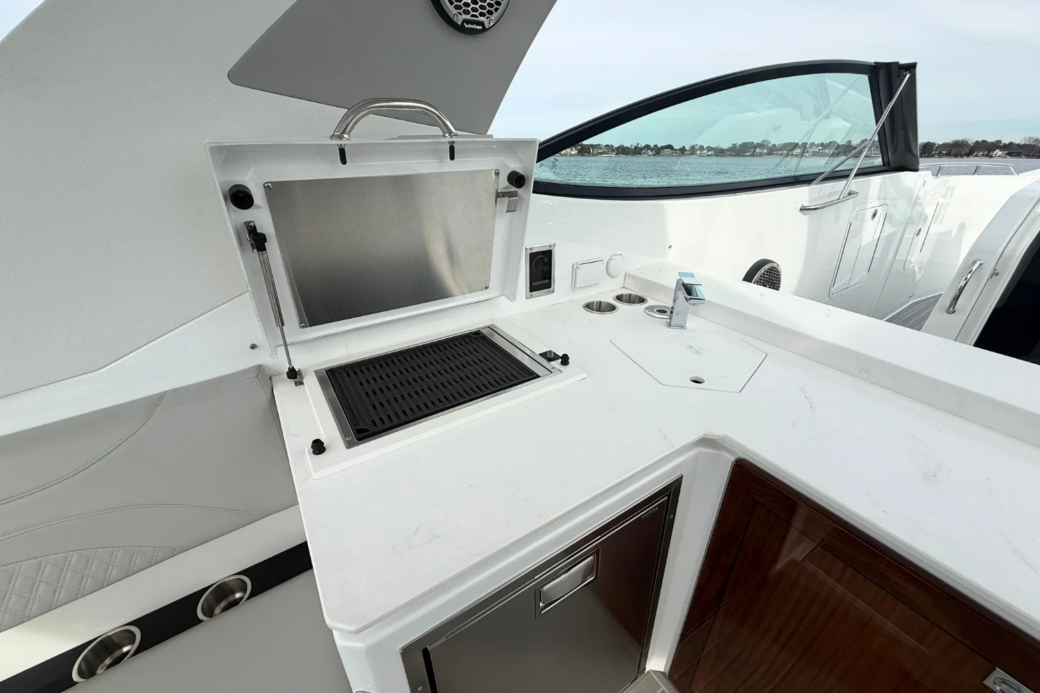 2025 Cruisers Yachts 38 GLS Image Thumbnail #16