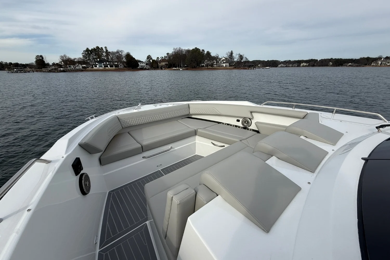 2025 Cruisers Yachts 38 GLS Image Thumbnail #26