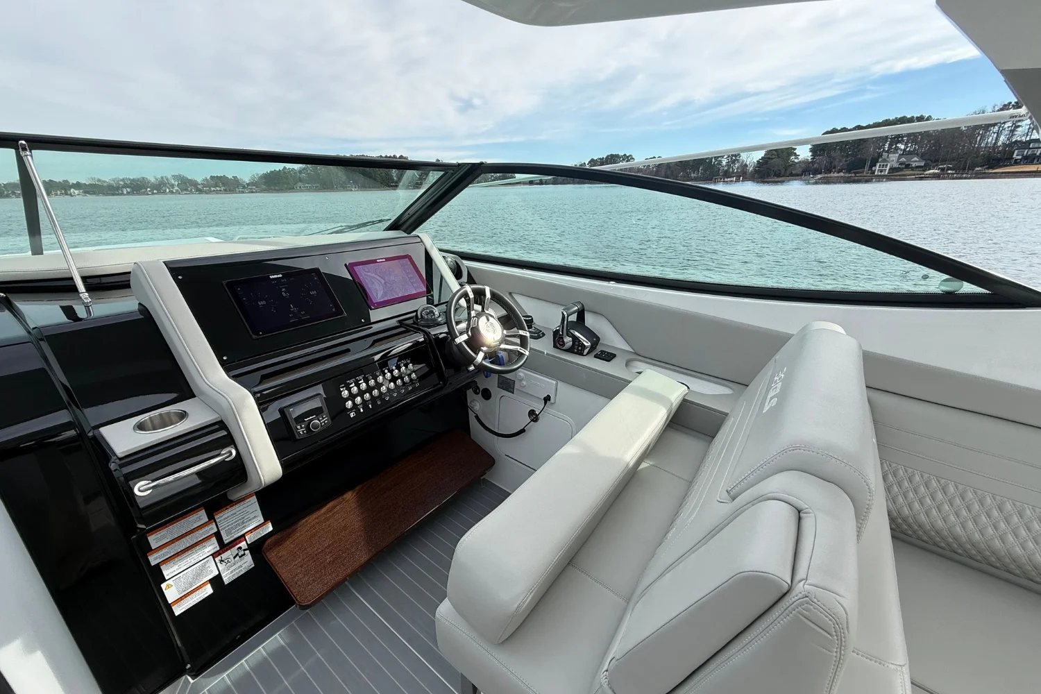 2025 Cruisers Yachts 38 GLS Image Thumbnail #19