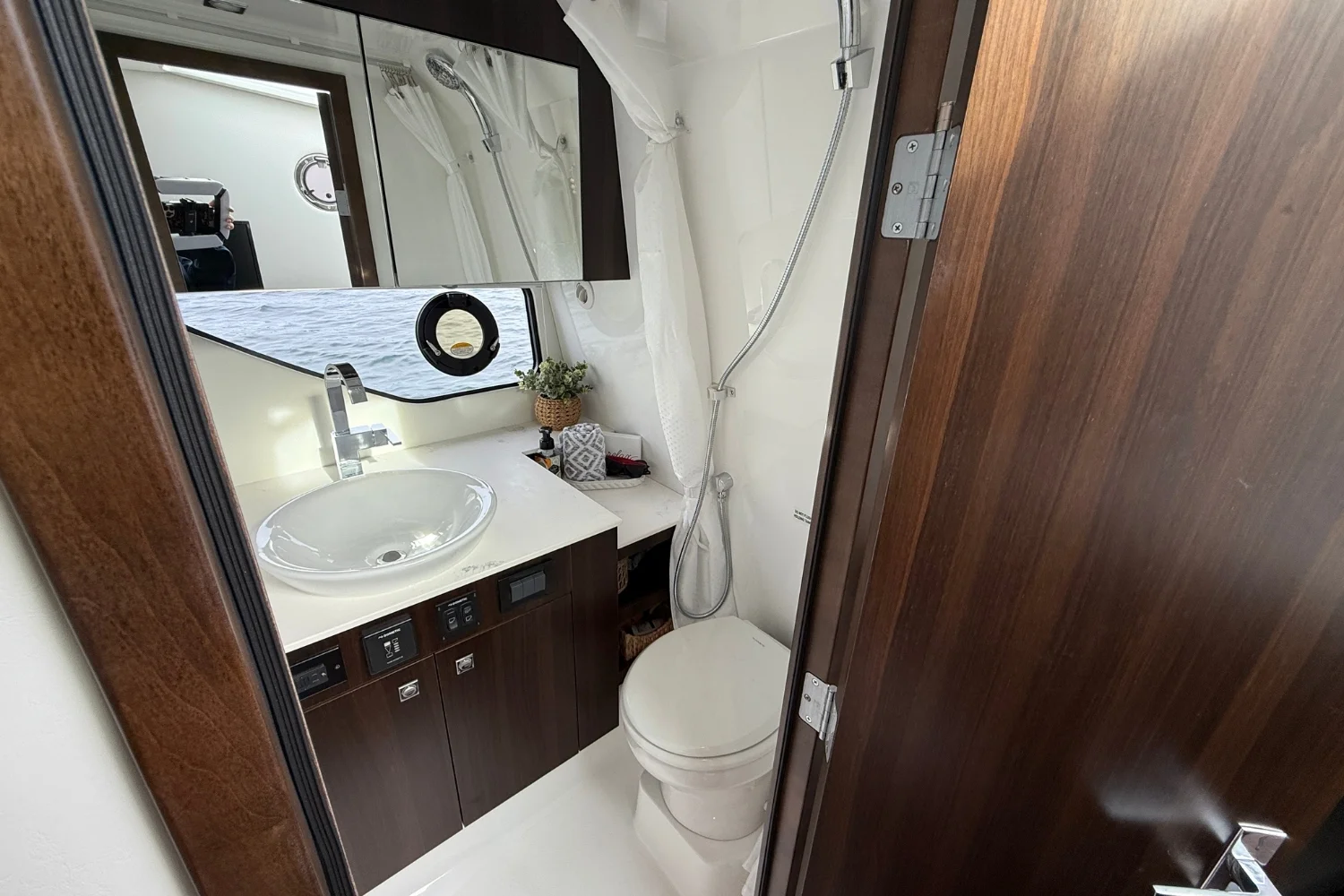 2025 Cruisers Yachts 38 GLS Image Thumbnail #36