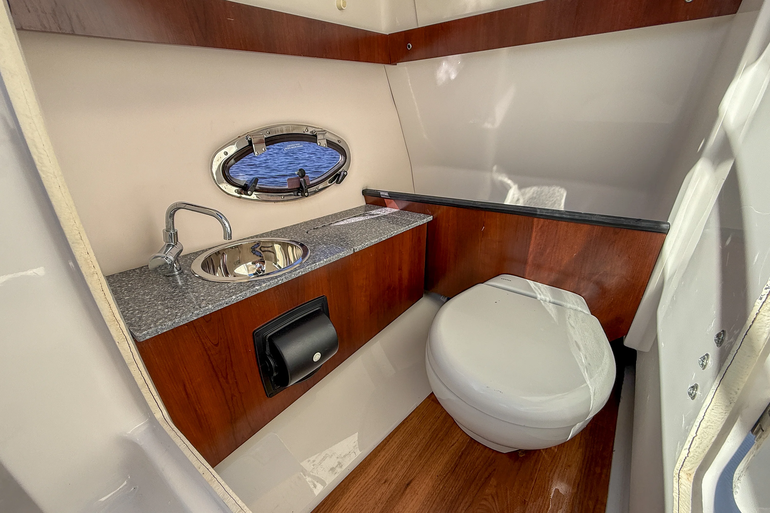 2019 Chaparral SUNCOAST 250 Image Thumbnail #12