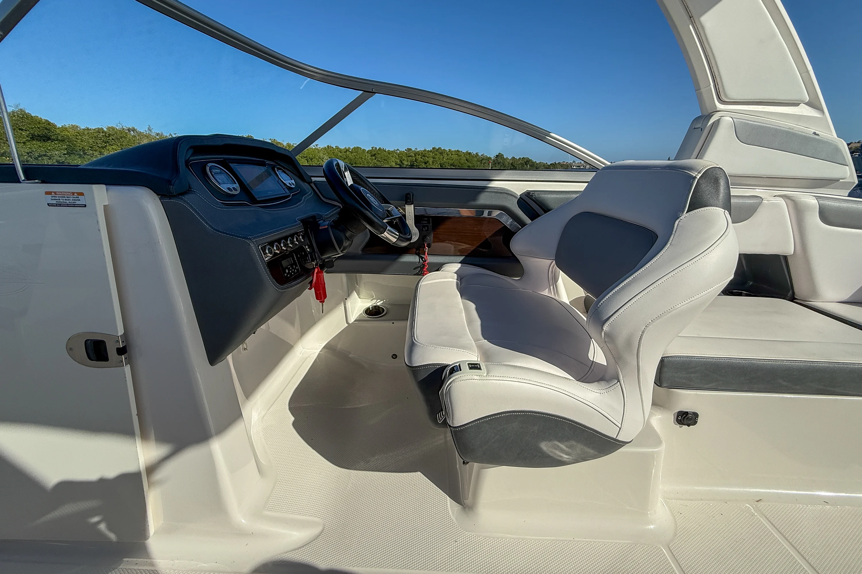 2019 Chaparral SUNCOAST 250 Image Thumbnail #6