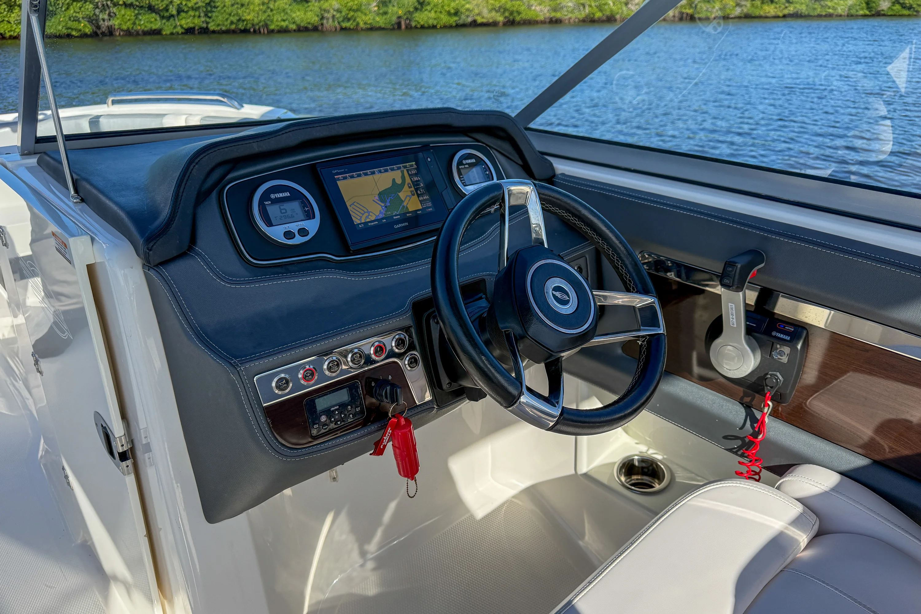 2019 Chaparral SUNCOAST 250 Image Thumbnail #7