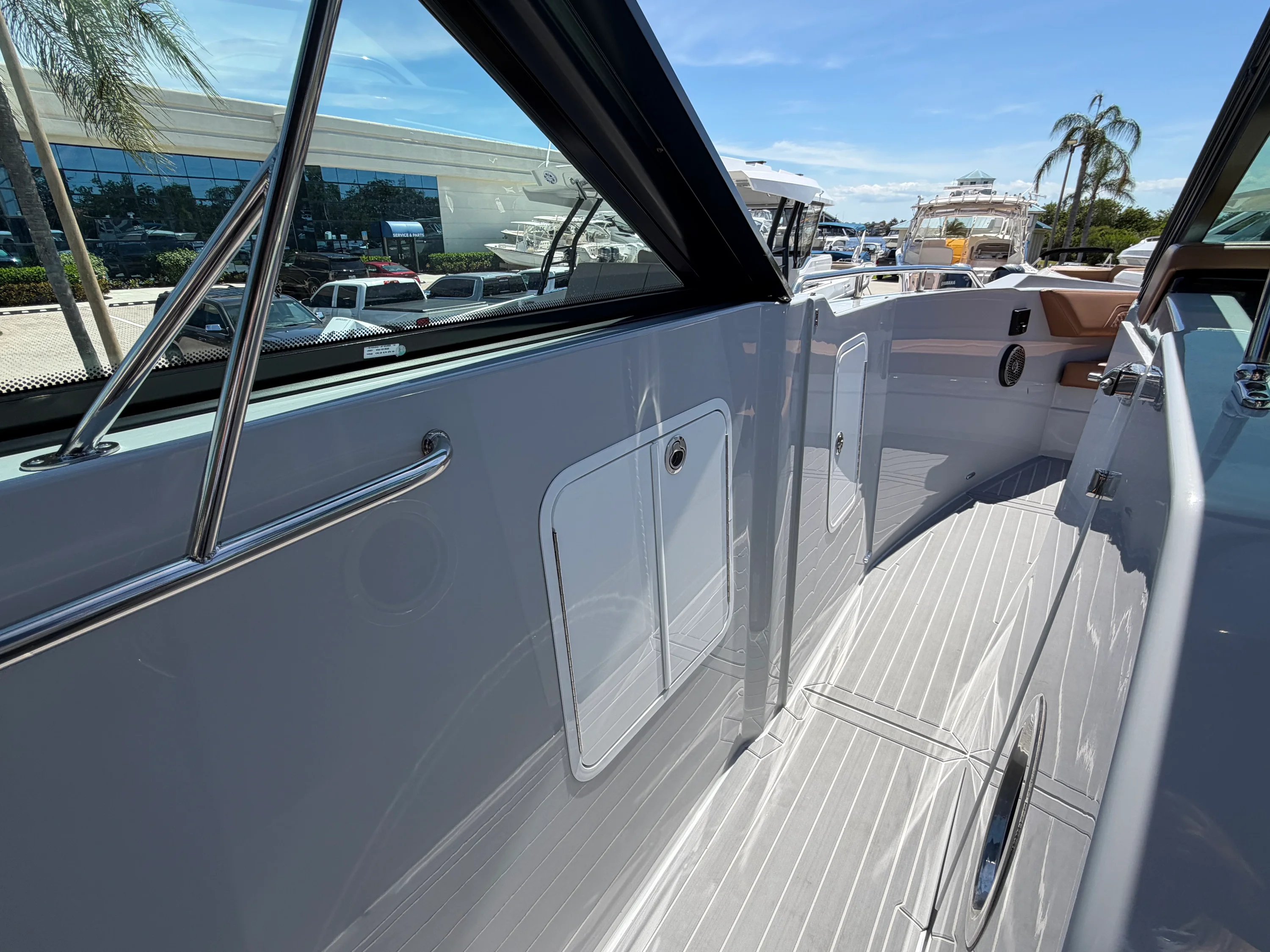 2024 Cruisers Yachts 38 GLS South Beach Outboard Image Thumbnail #26