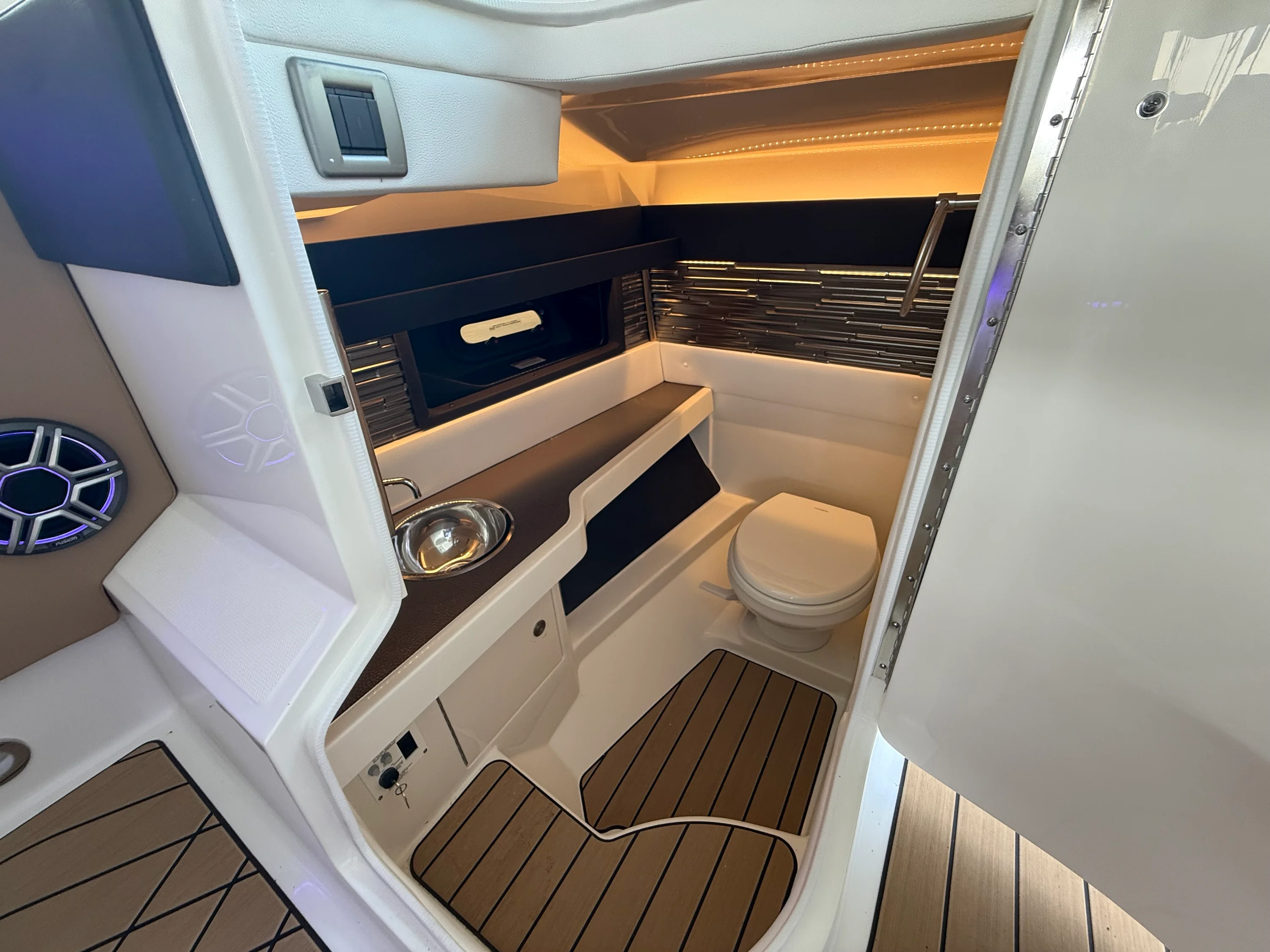 2026 Sea Ray SLX 310 Image Thumbnail #12