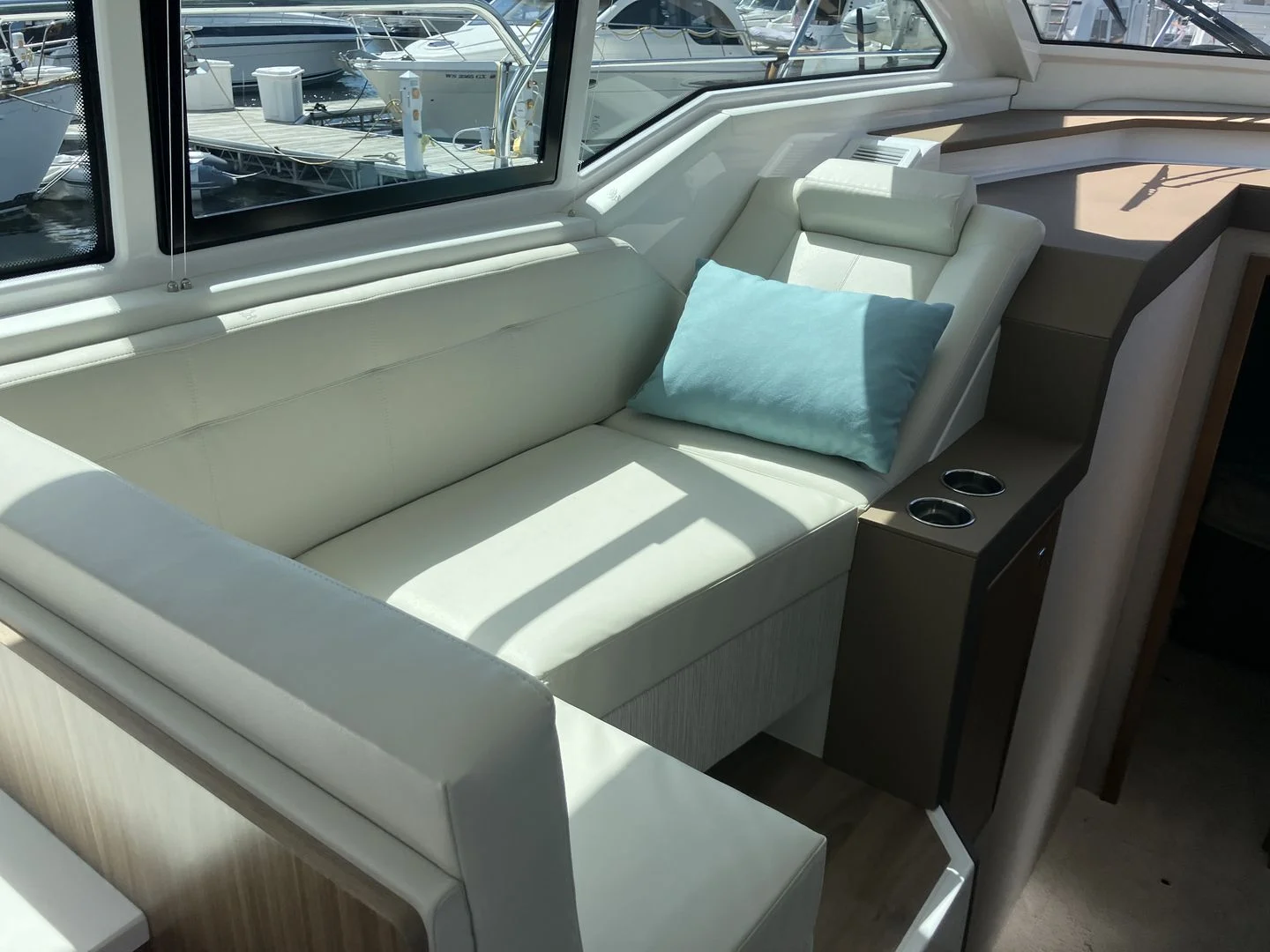 2026 Cruisers Yachts 42 Cantius Image Thumbnail #13