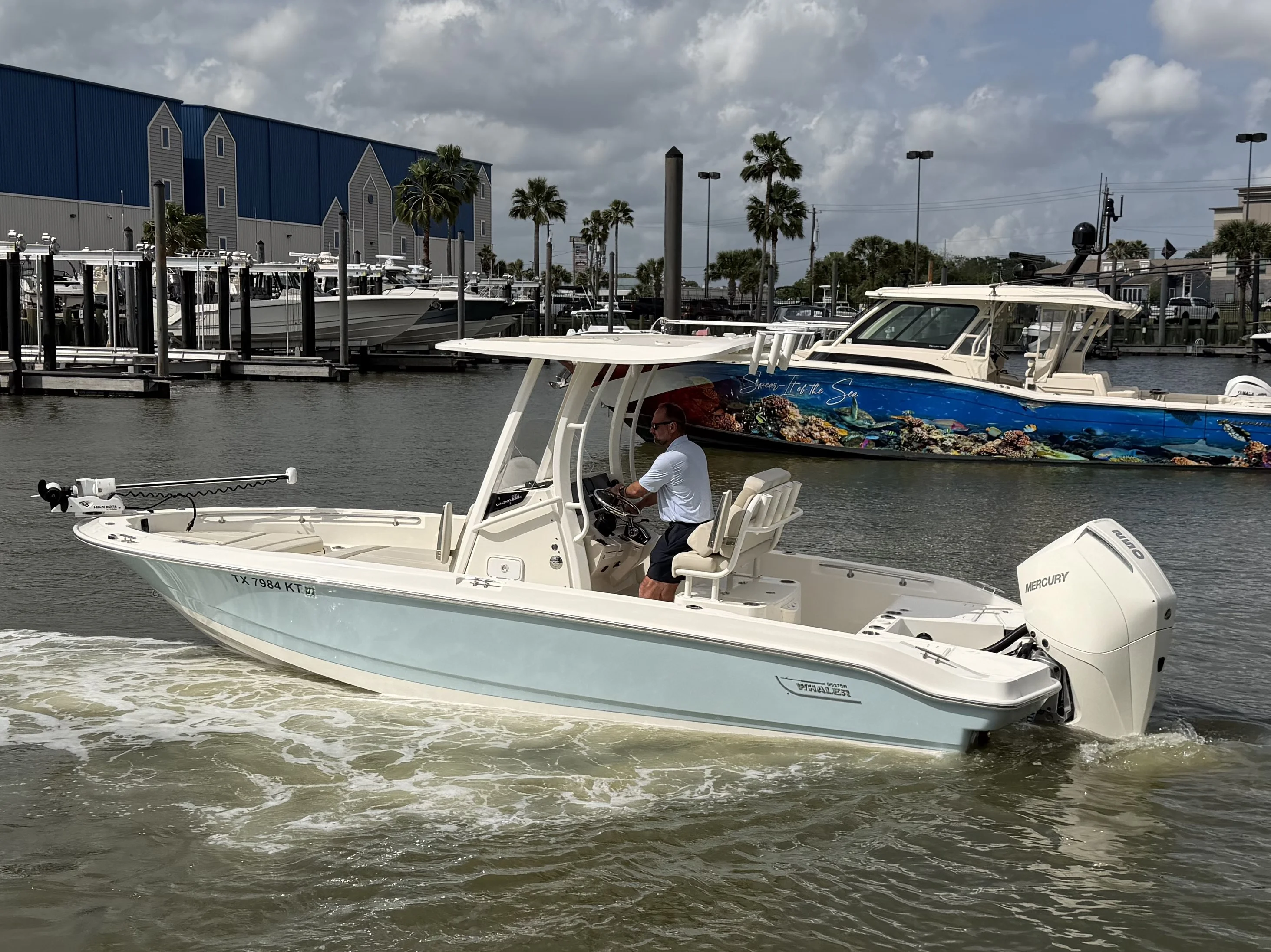 2023 Boston Whaler 220 DAUNTLESS Image Thumbnail #0