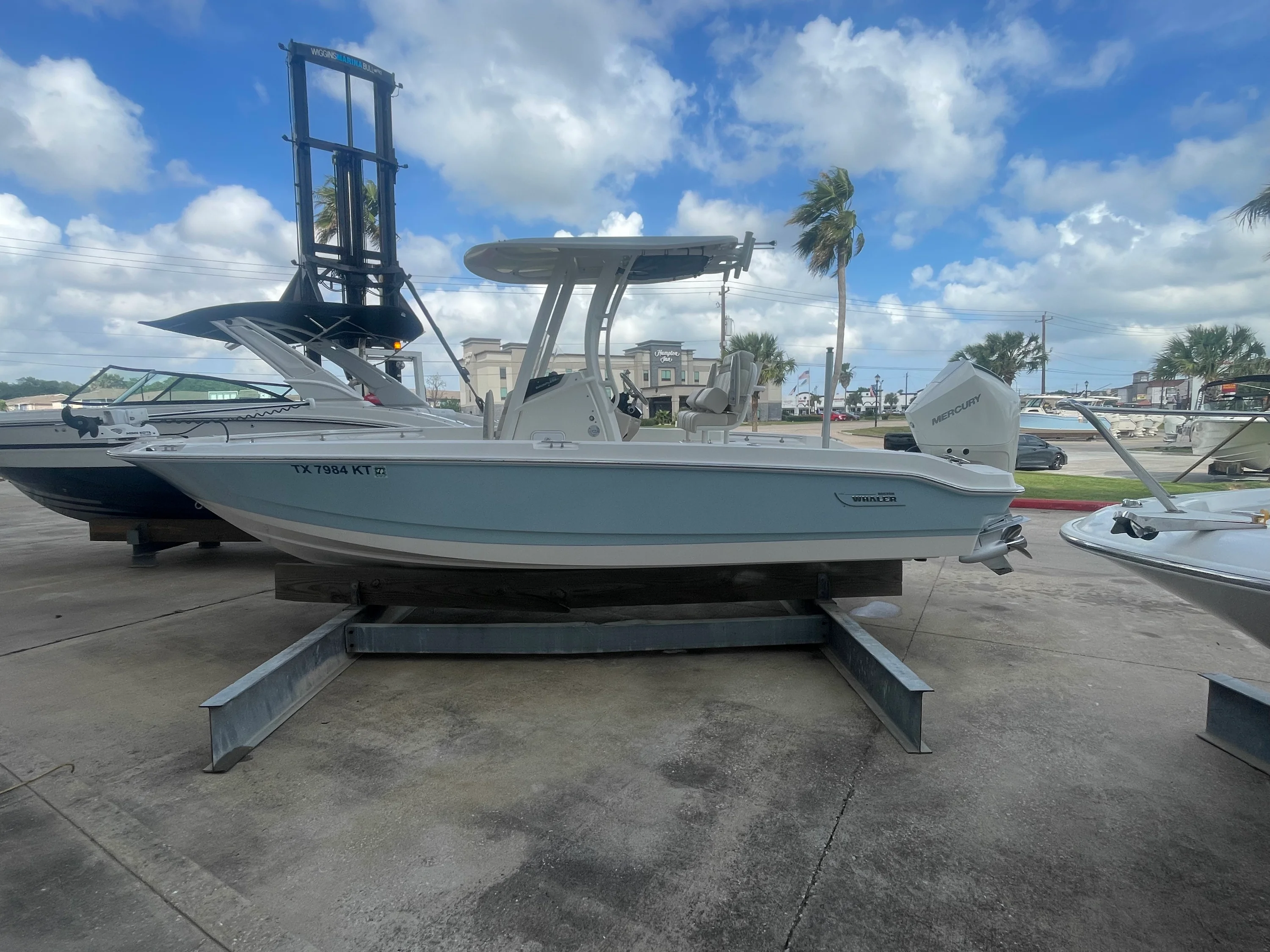 2023 Boston Whaler 220 DAUNTLESS Image Thumbnail #29