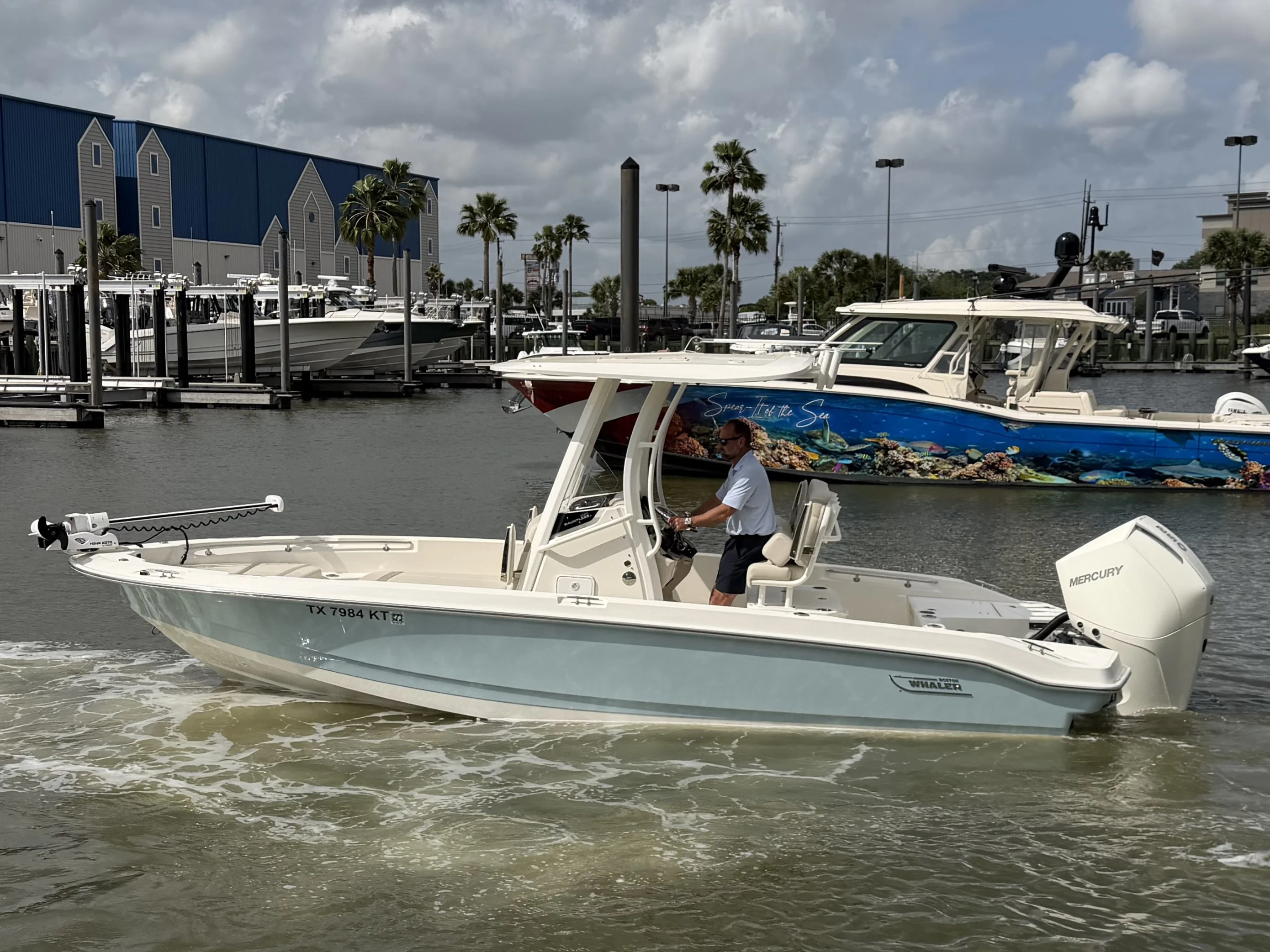 2023 Boston Whaler 220 DAUNTLESS Image Thumbnail #1