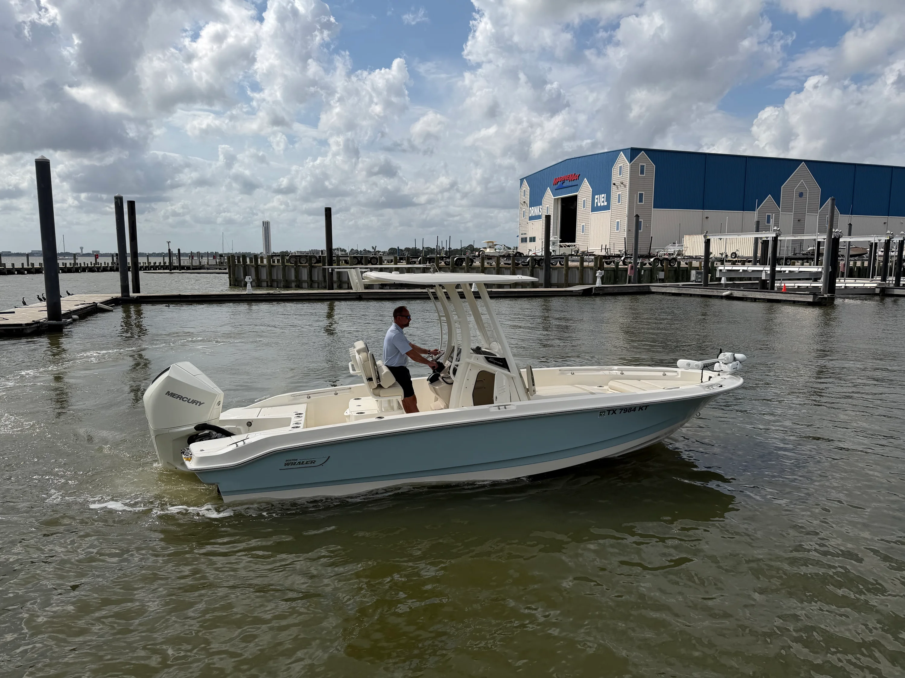 2023 Boston Whaler 220 DAUNTLESS Image Thumbnail #6