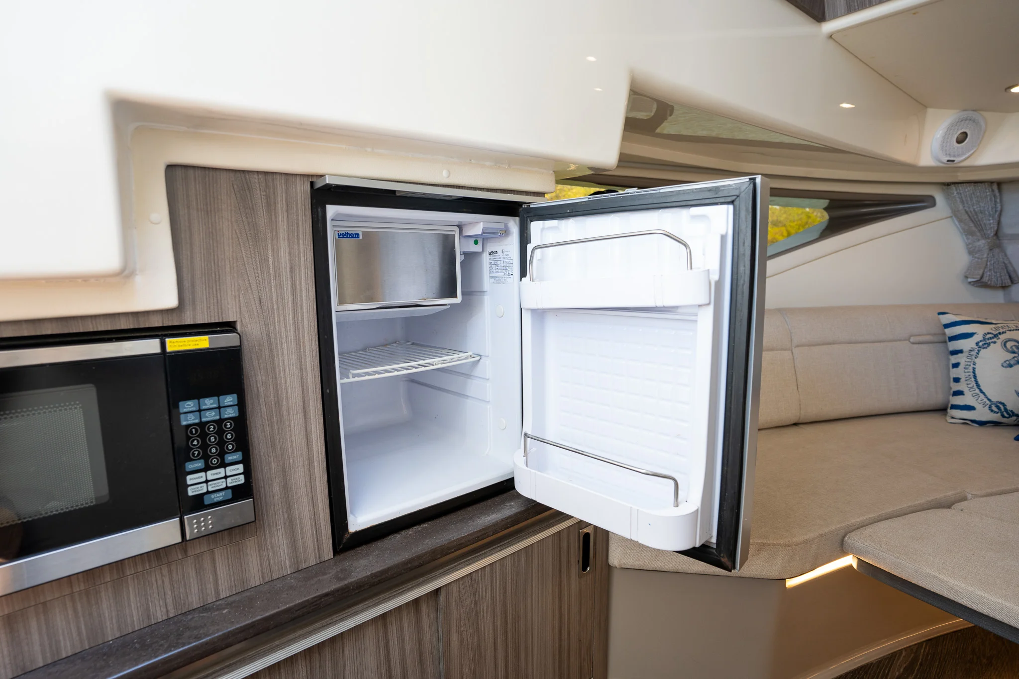 2020 Sea Ray 320 DA OB Image Thumbnail #13