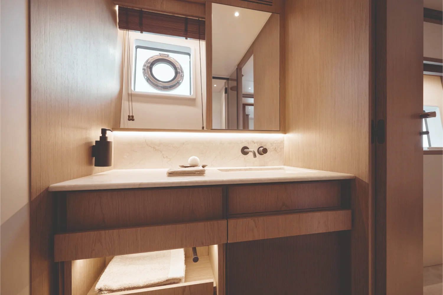 2027 Azimut Fly 82 Image Thumbnail #32