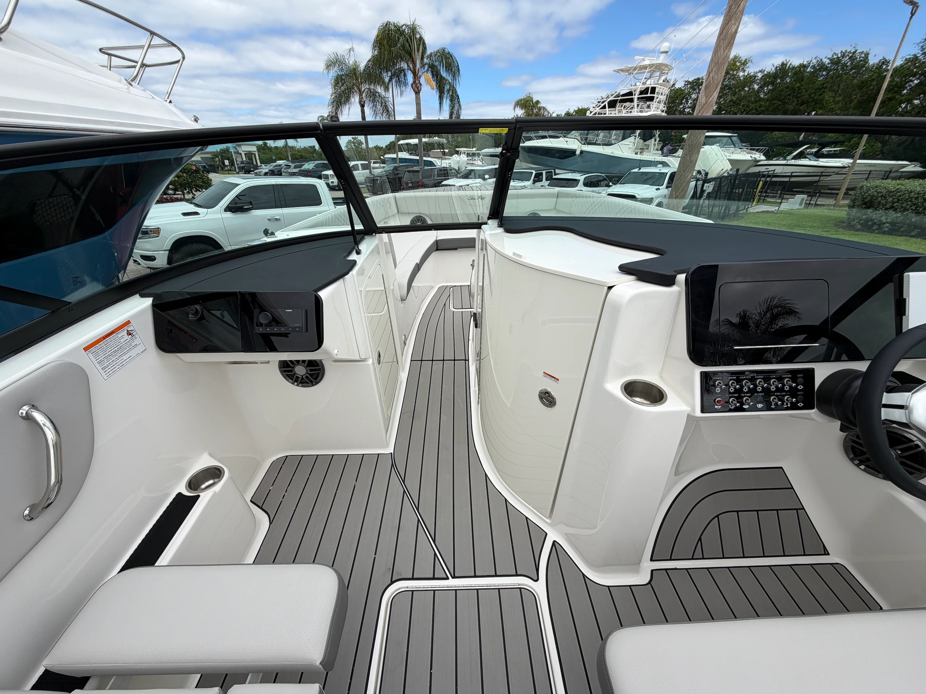 2026 Sea Ray SDX 270 Outboard Image Thumbnail #9