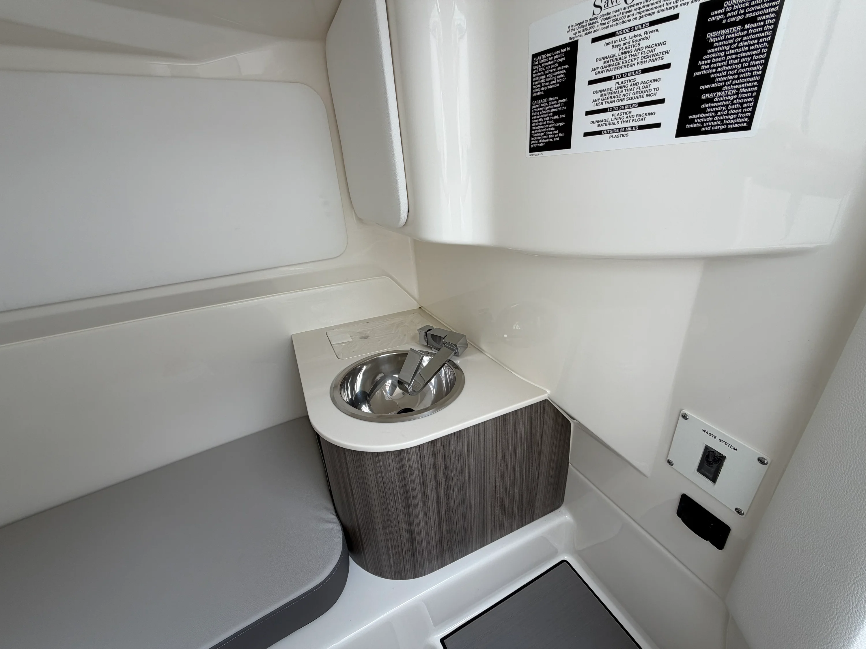 2026 Sea Ray SDX 270 Outboard Image Thumbnail #16