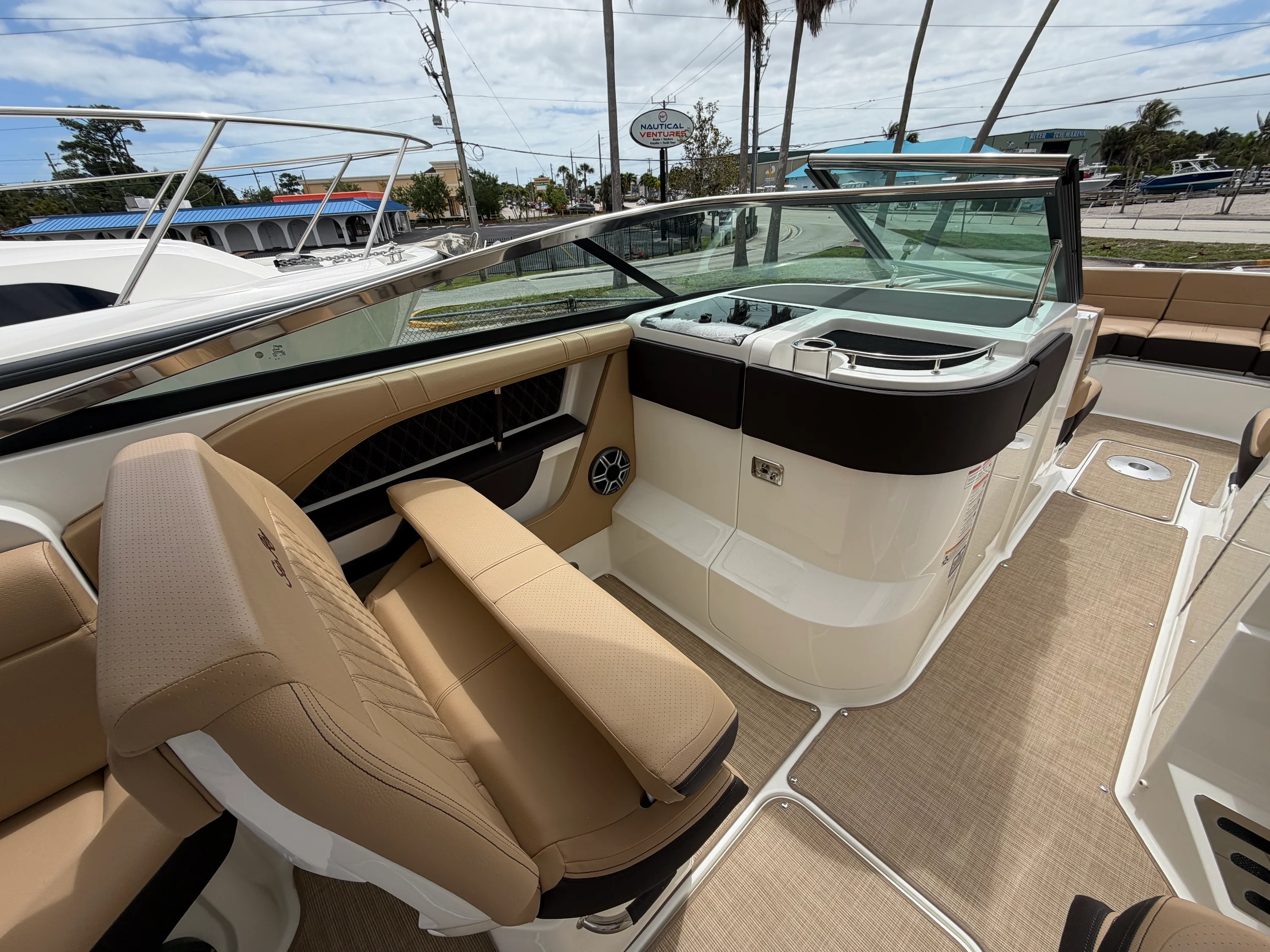 2026 Sea Ray SLX 310 Outboard Image Thumbnail #22