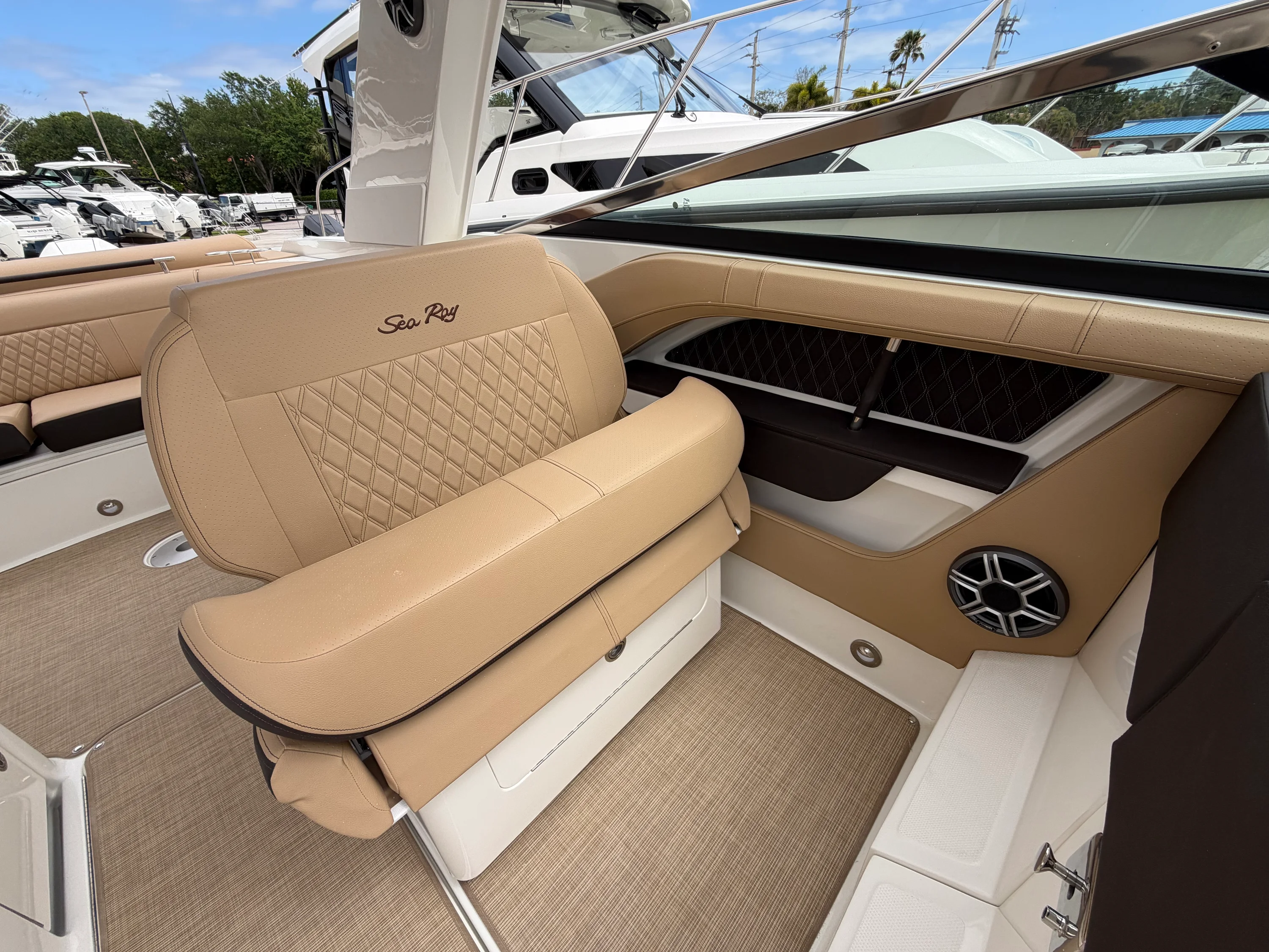 2026 Sea Ray SLX 310 Outboard Image Thumbnail #32