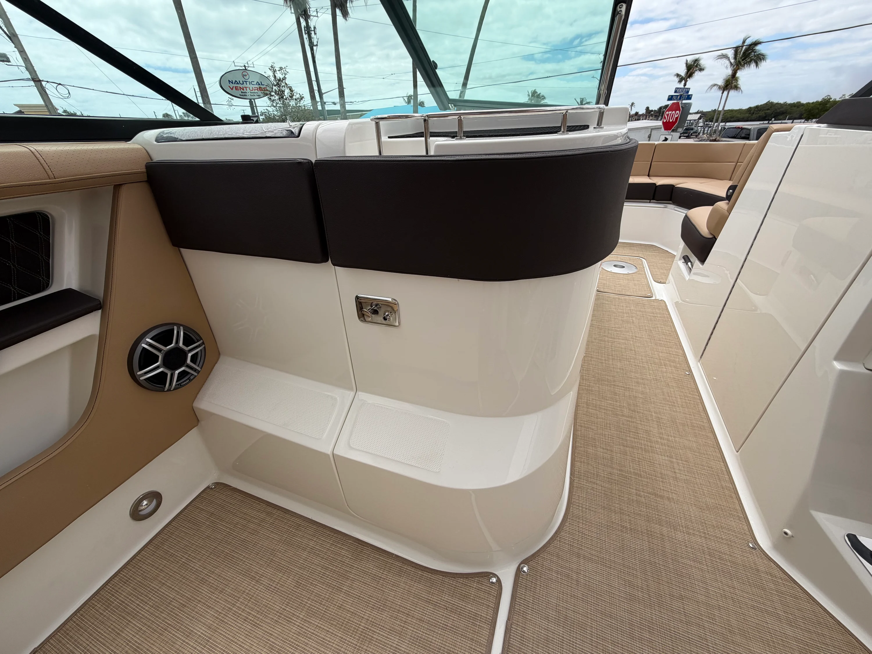 2026 Sea Ray SLX 310 Outboard Image Thumbnail #31