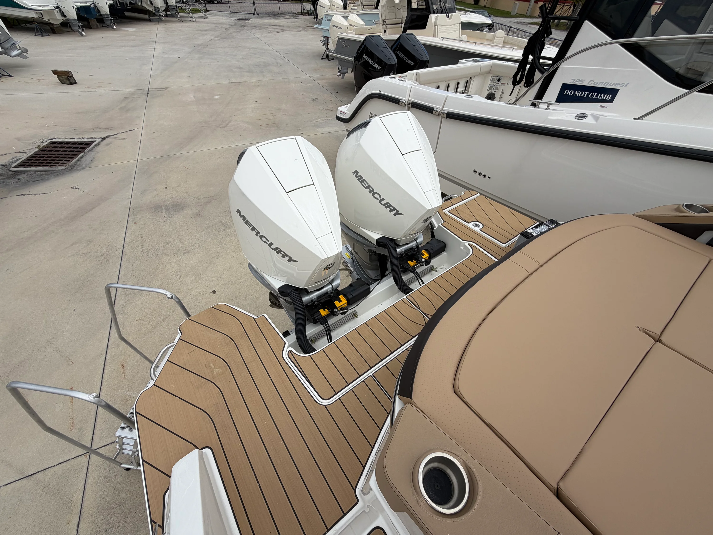 2026 Sea Ray SLX 310 Outboard Image Thumbnail #4