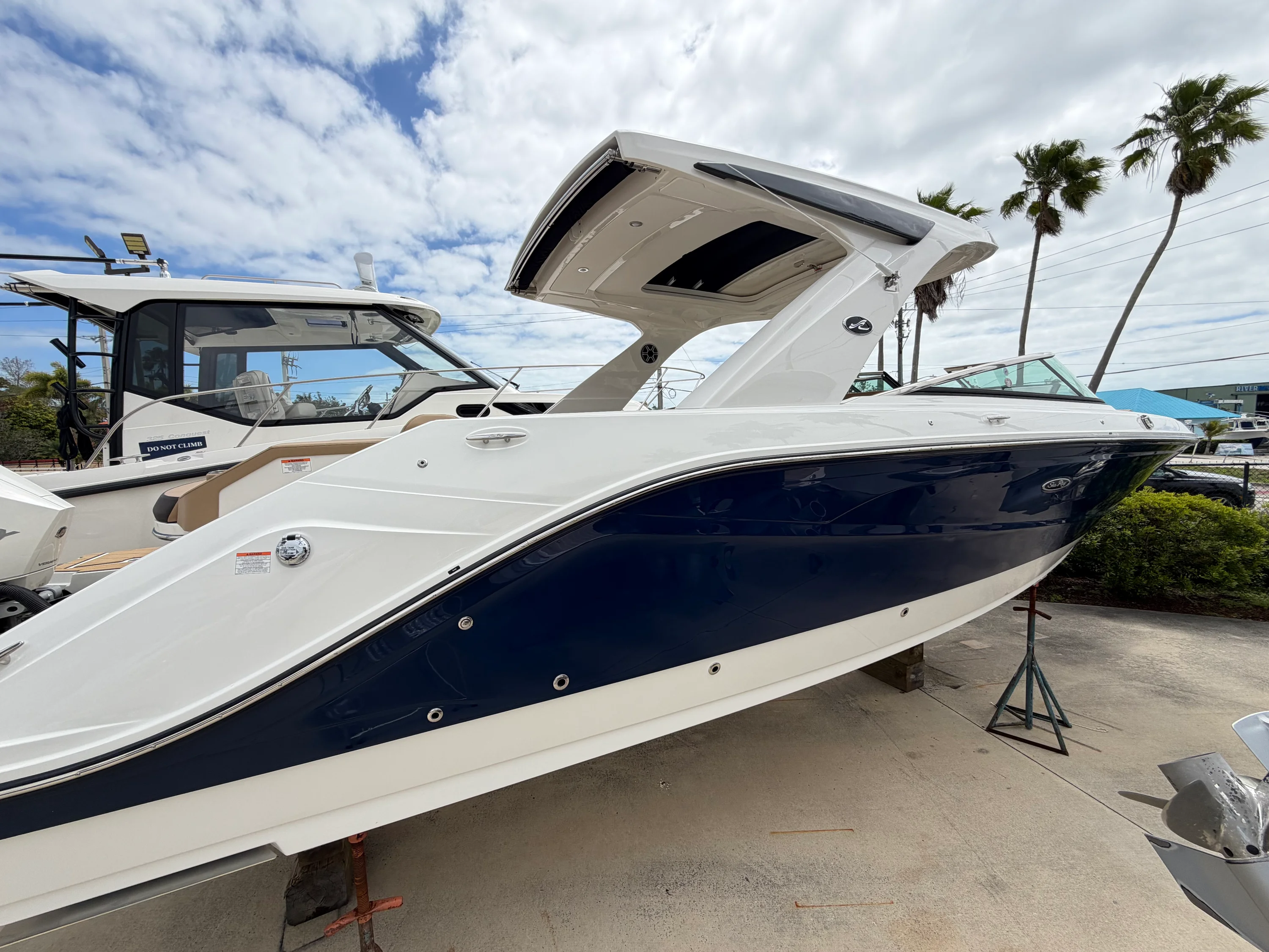 2026 Sea Ray SLX 310 Outboard Image Thumbnail #1