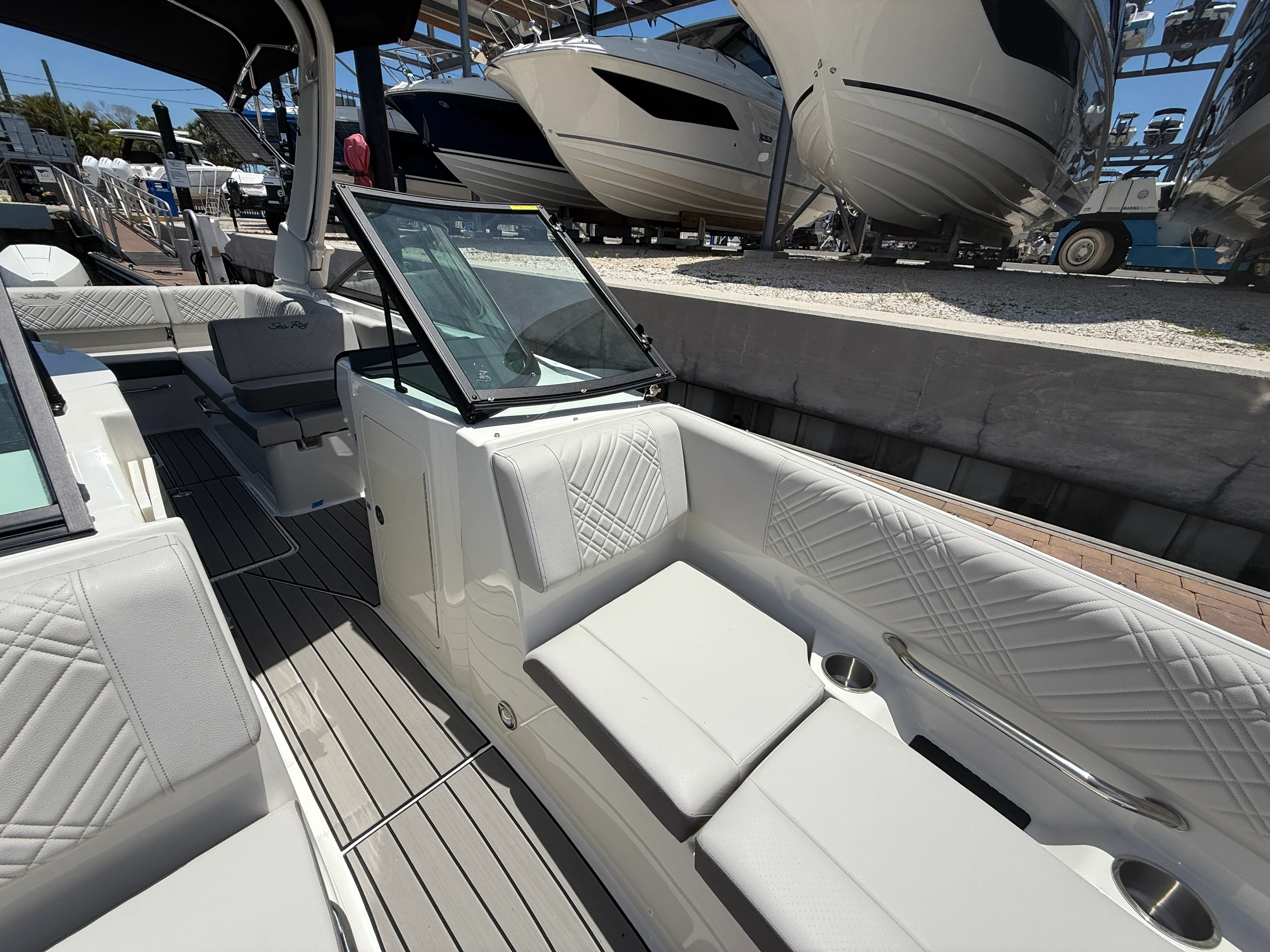 2026 Sea Ray SDX 270 Outboard Image Thumbnail #8