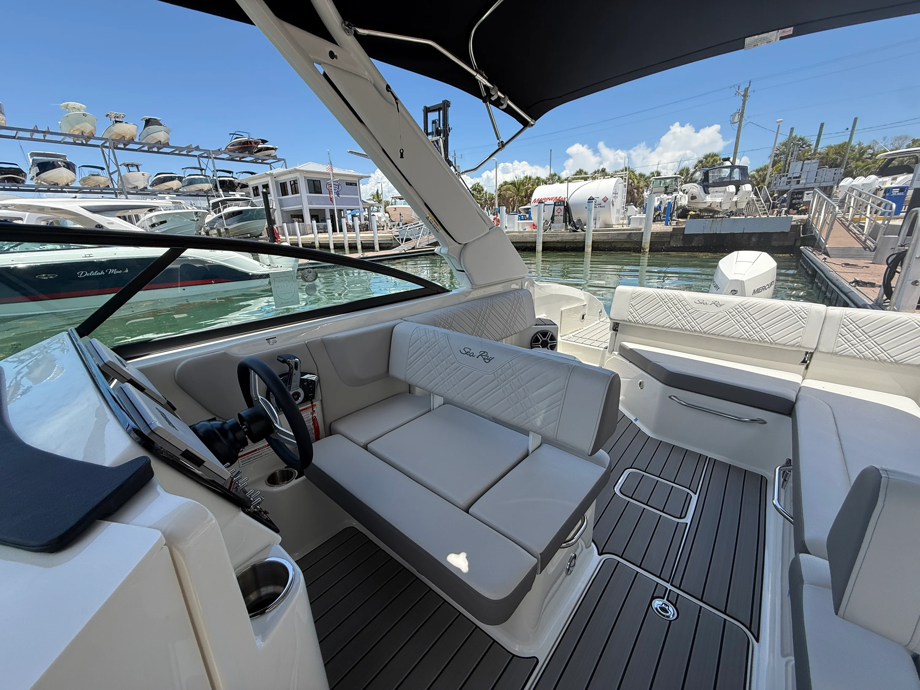 2026 Sea Ray SDX 270 Outboard Image Thumbnail #11