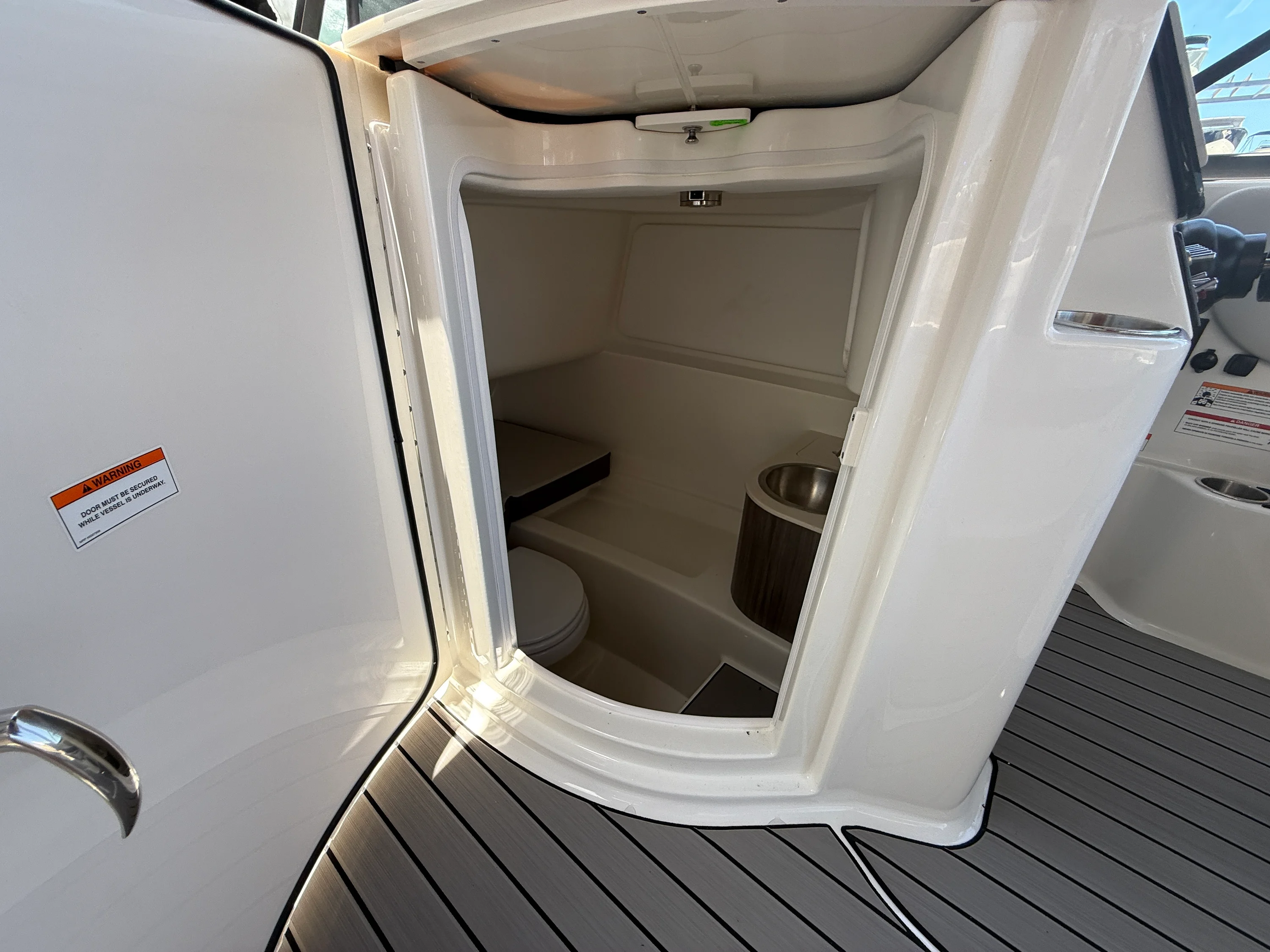 2026 Sea Ray SDX 270 Outboard Image Thumbnail #18
