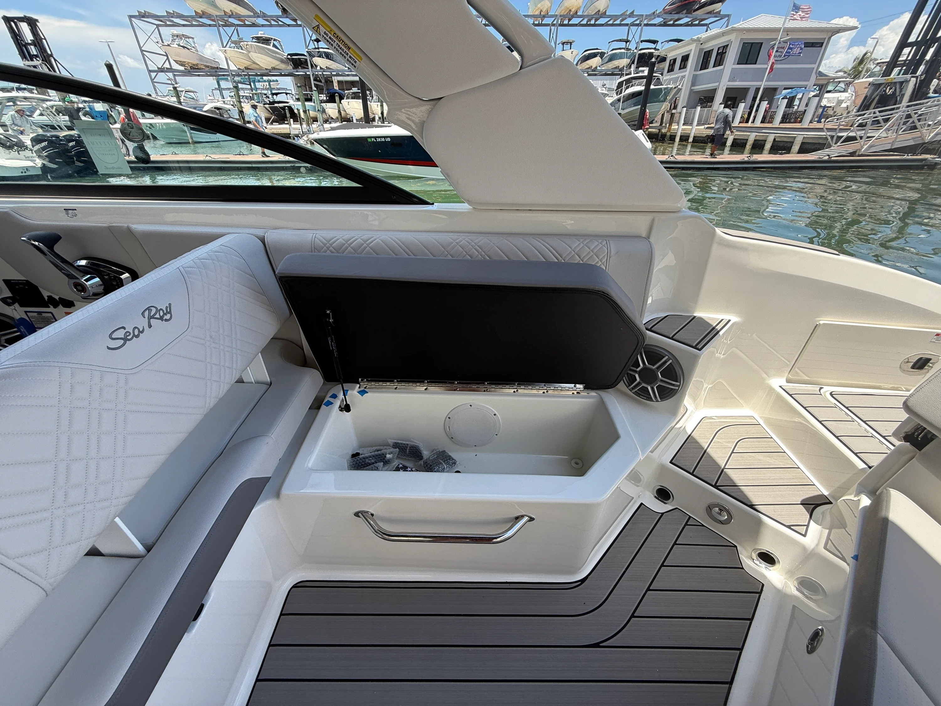 2026 Sea Ray SDX 270 Outboard Image Thumbnail #23